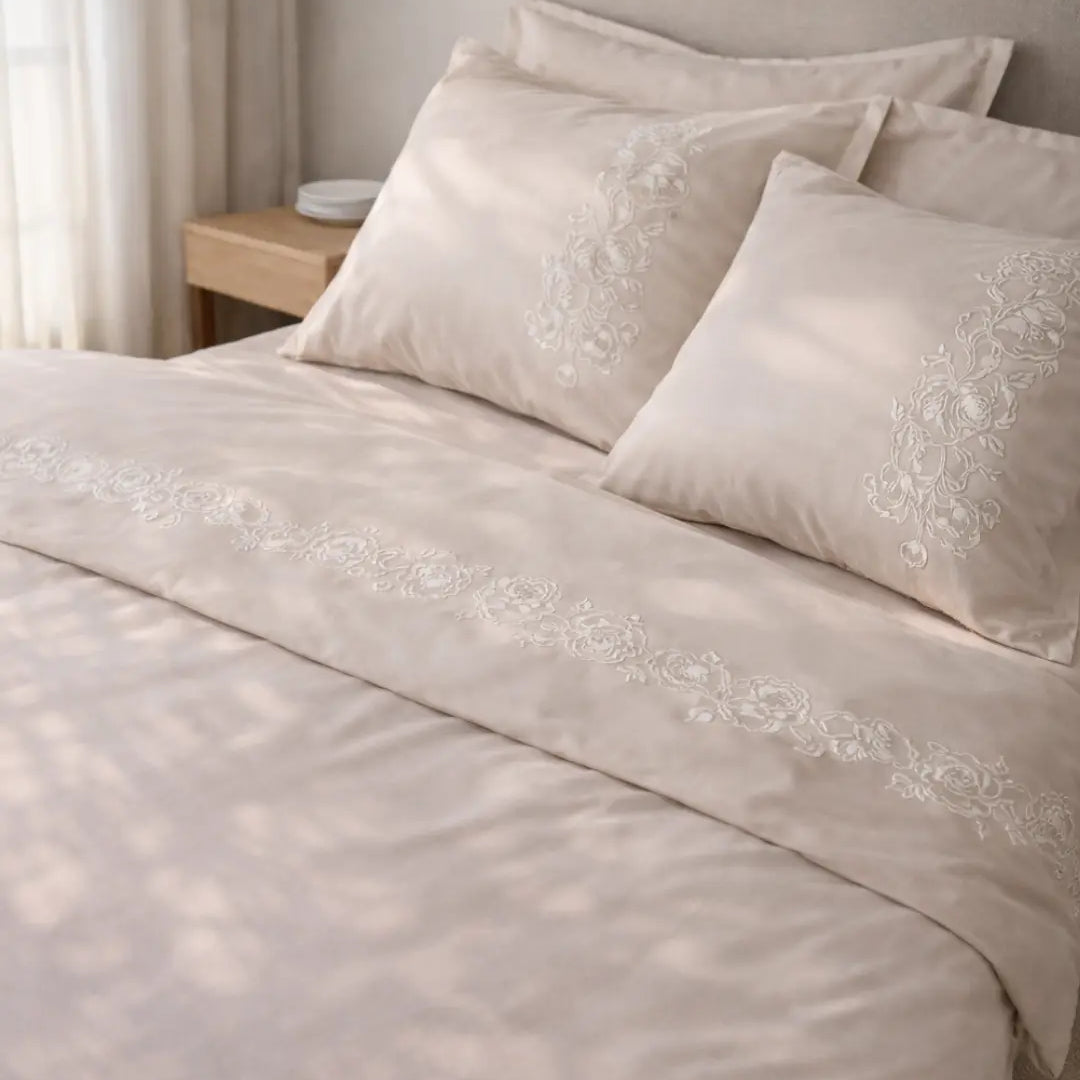 Pościel satynowa haftowana z merceryzowanej bawełny tureckiej 140 g/m² – latte z haftem piwonii | Kolekcja Haftowana Wivanco Bedding