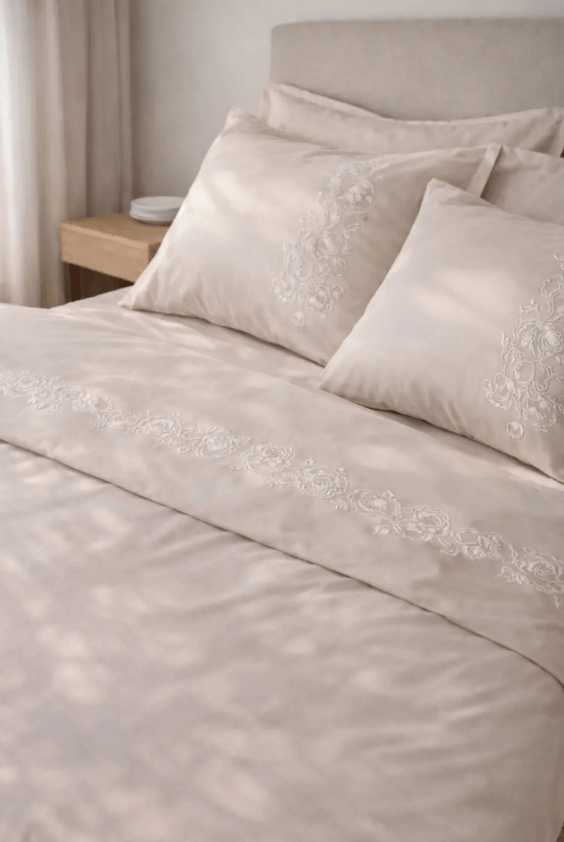 Pościel satynowa haftowana z merceryzowanej bawełny tureckiej 140 g/m² – latte z haftem piwonii | Kolekcja Haftowana Wivanco Bedding