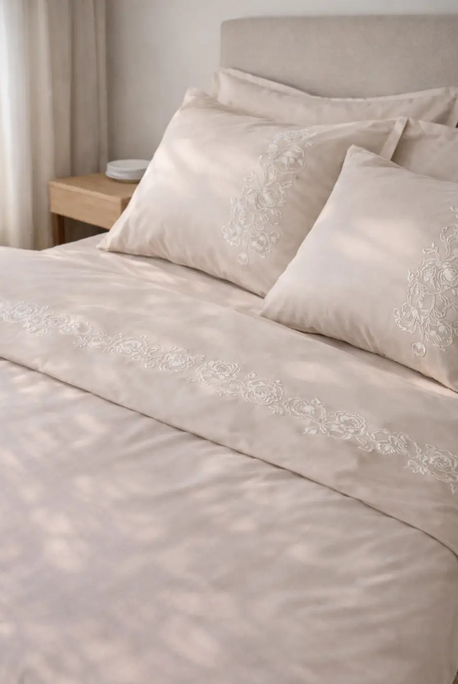 Pościel satynowa haftowana z merceryzowanej bawełny tureckiej 140 g/m² – latte z haftem piwonii | Kolekcja Haftowana Wivanco Bedding