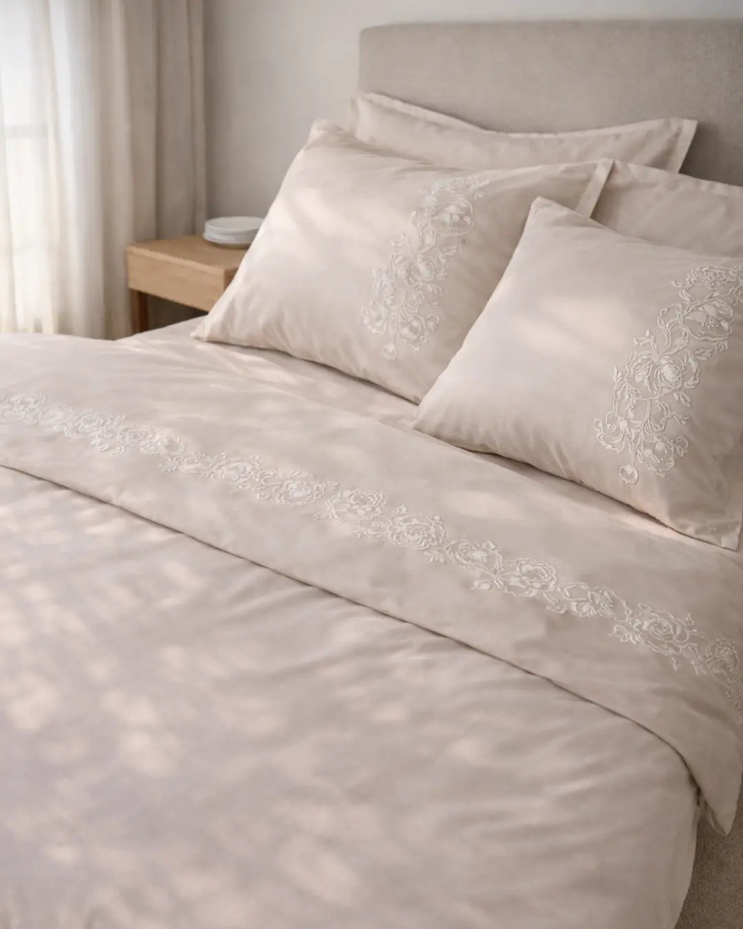 Pościel satynowa haftowana z merceryzowanej bawełny tureckiej 140 g/m² – latte z haftem piwonii | Kolekcja Haftowana Wivanco Bedding