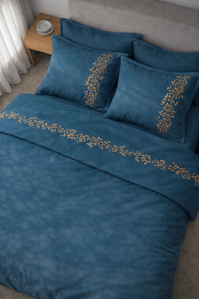 Pościel satynowa haftowana z merceryzowanej bawełny tureckiej 140 g/m² – petrolowa z miedzianym haftem gałązek | Kolekcja Haftowana Wivanco Bedding