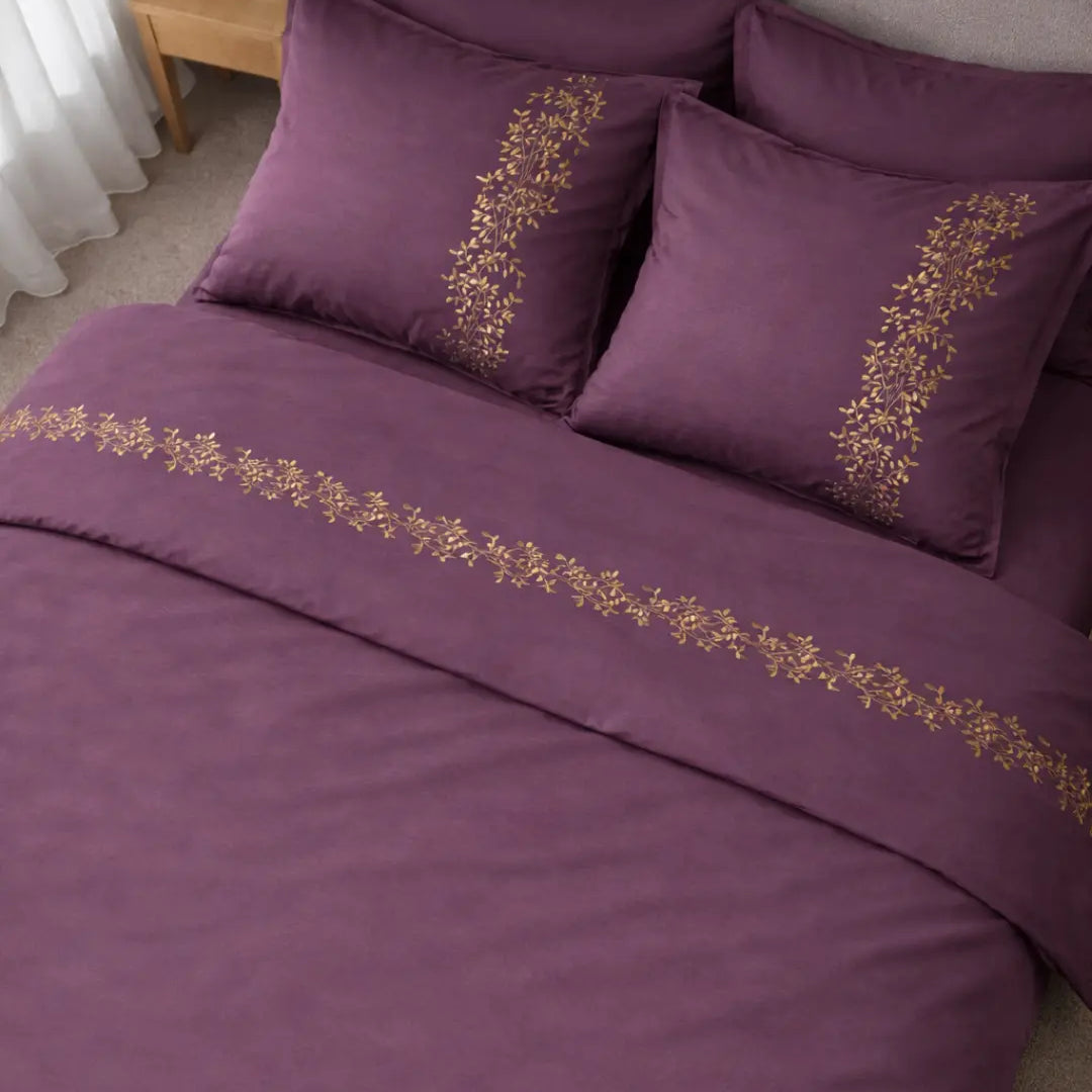 Pościel satynowa haftowana z merceryzowanej bawełny tureckiej 140 g/m² – śliwkowa z haftem gałązek | Kolekcja Haftowana Wivanco Bedding