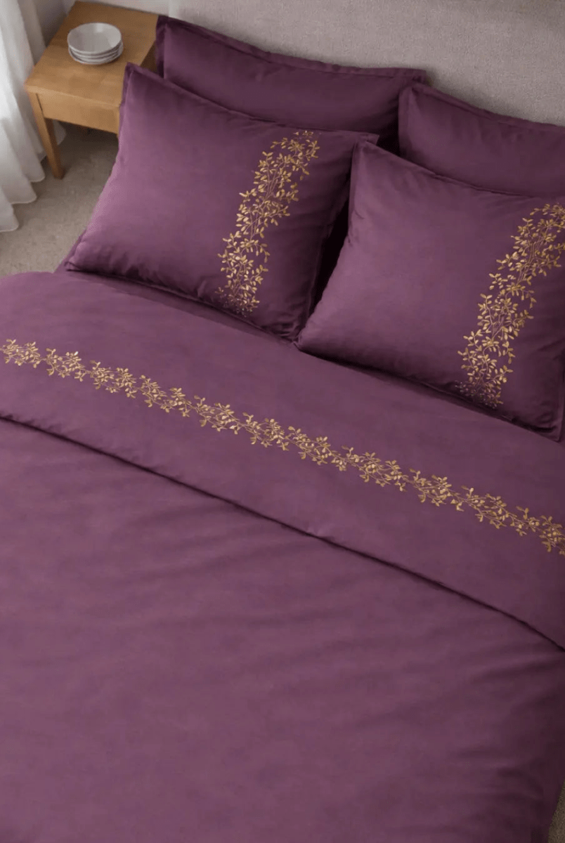 Pościel satynowa haftowana z merceryzowanej bawełny tureckiej 140 g/m² – śliwkowa z haftem gałązek | Kolekcja Haftowana Wivanco Bedding