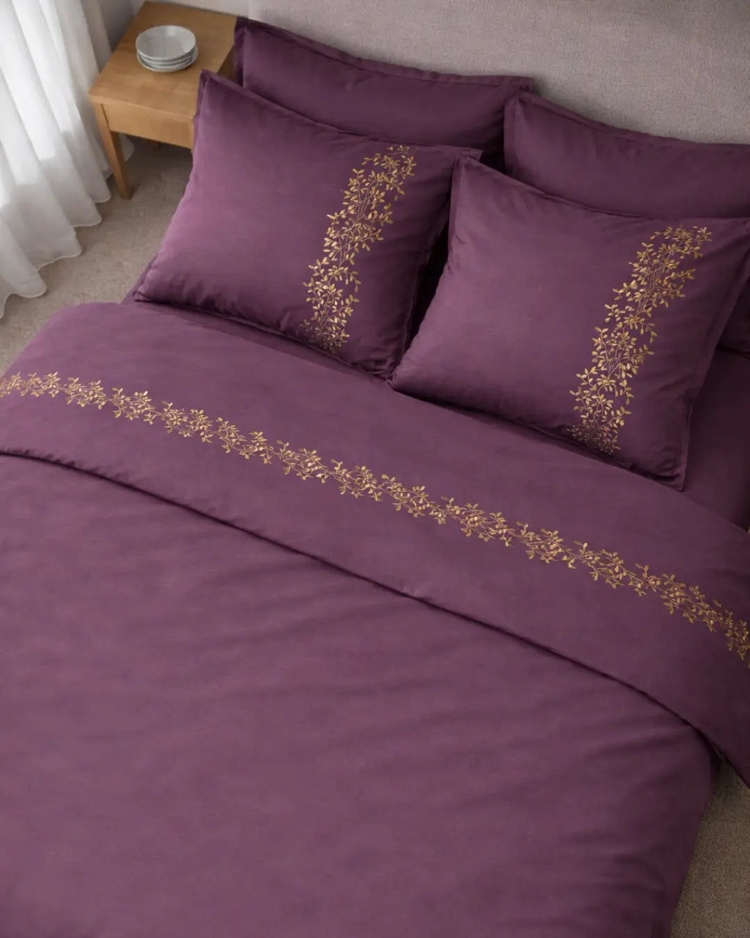 Pościel satynowa haftowana z merceryzowanej bawełny tureckiej 140 g/m² – śliwkowa z haftem gałązek | Kolekcja Haftowana Wivanco Bedding