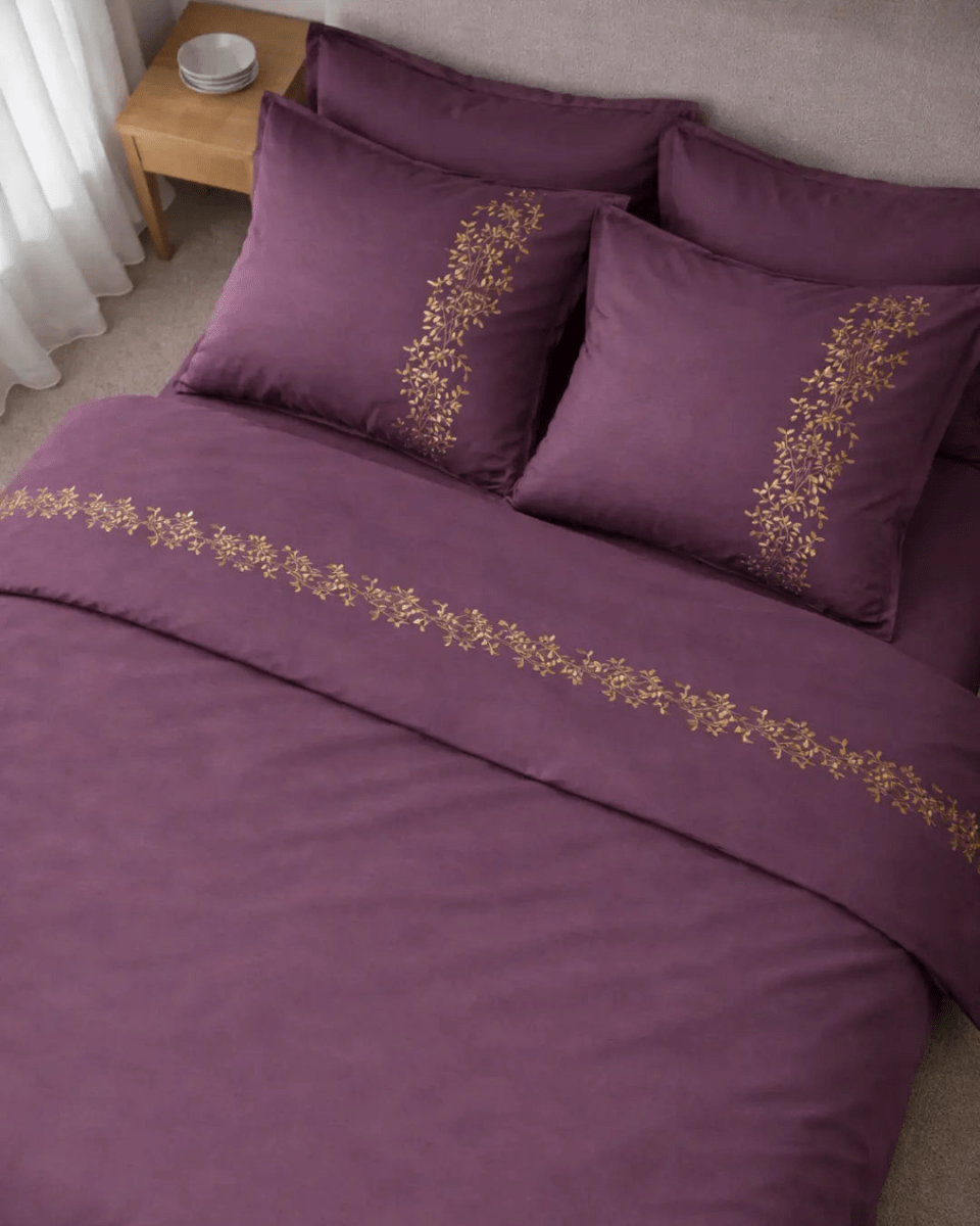 Pościel satynowa haftowana z merceryzowanej bawełny tureckiej 140 g/m² – śliwkowa z haftem gałązek | Kolekcja Haftowana Wivanco Bedding
