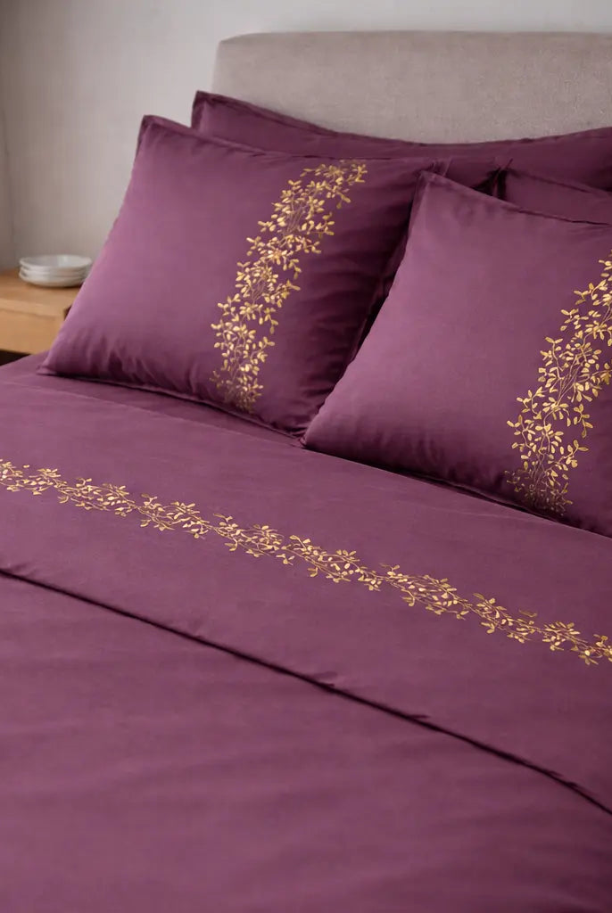 Pościel satynowa haftowana z merceryzowanej bawełny tureckiej 140 g/m² – śliwkowa z haftem gałązek | Kolekcja Haftowana Wivanco Bedding