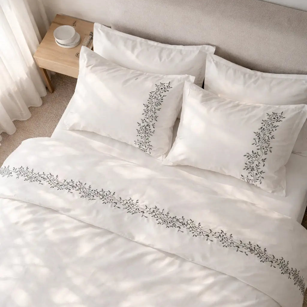 Pościel satynowa haftowana z merceryzowanej bawełny tureckiej 140 g/m² – biały z szarym haftem gałązek | Kolekcja Haftowana Wivanco Bedding