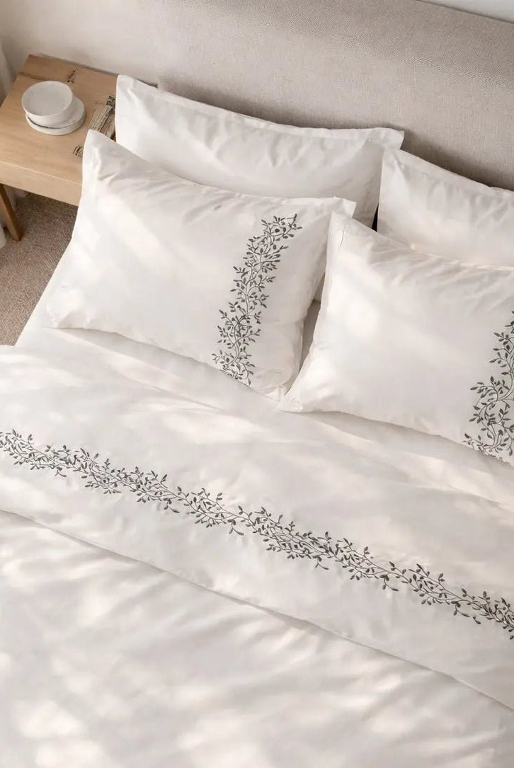 Pościel satynowa haftowana z merceryzowanej bawełny tureckiej 140 g/m² – biały z szarym haftem gałązek | Kolekcja Haftowana Wivanco Bedding