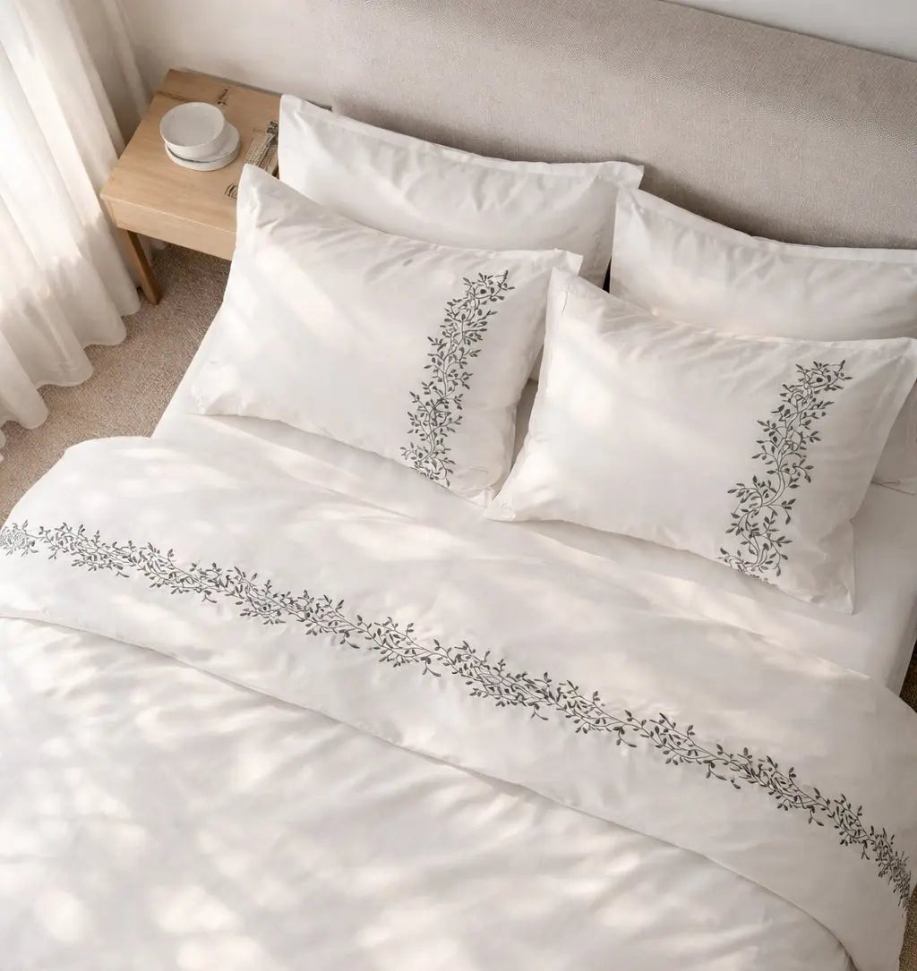 Pościel satynowa haftowana z merceryzowanej bawełny tureckiej 140 g/m² – biały z szarym haftem gałązek | Kolekcja Haftowana Wivanco Bedding