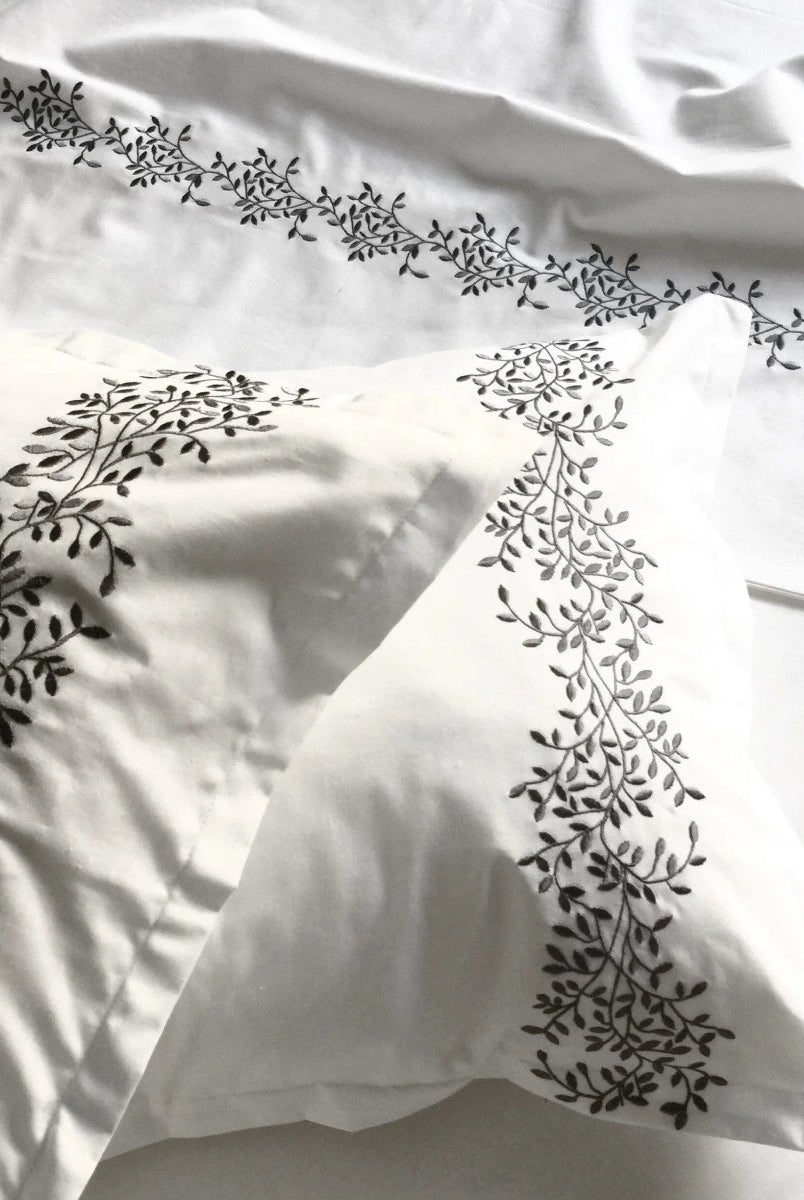 Pościel satynowa haftowana z merceryzowanej bawełny tureckiej 140 g/m² – biały z szarym haftem gałązek | Kolekcja Haftowana Wivanco Bedding