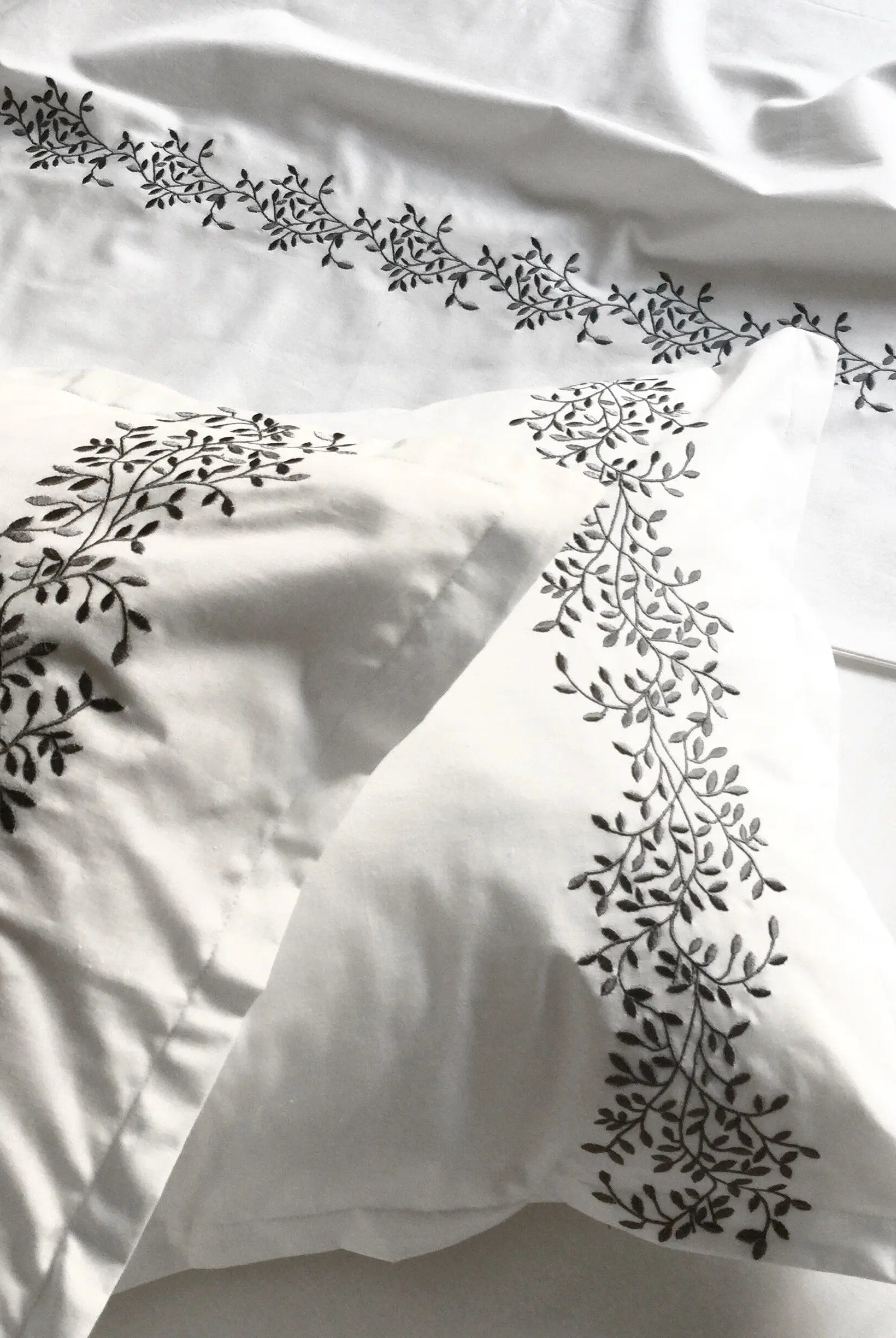 Pościel satynowa haftowana z merceryzowanej bawełny tureckiej 140 g/m² – biały z szarym haftem gałązek | Kolekcja Haftowana Wivanco Bedding