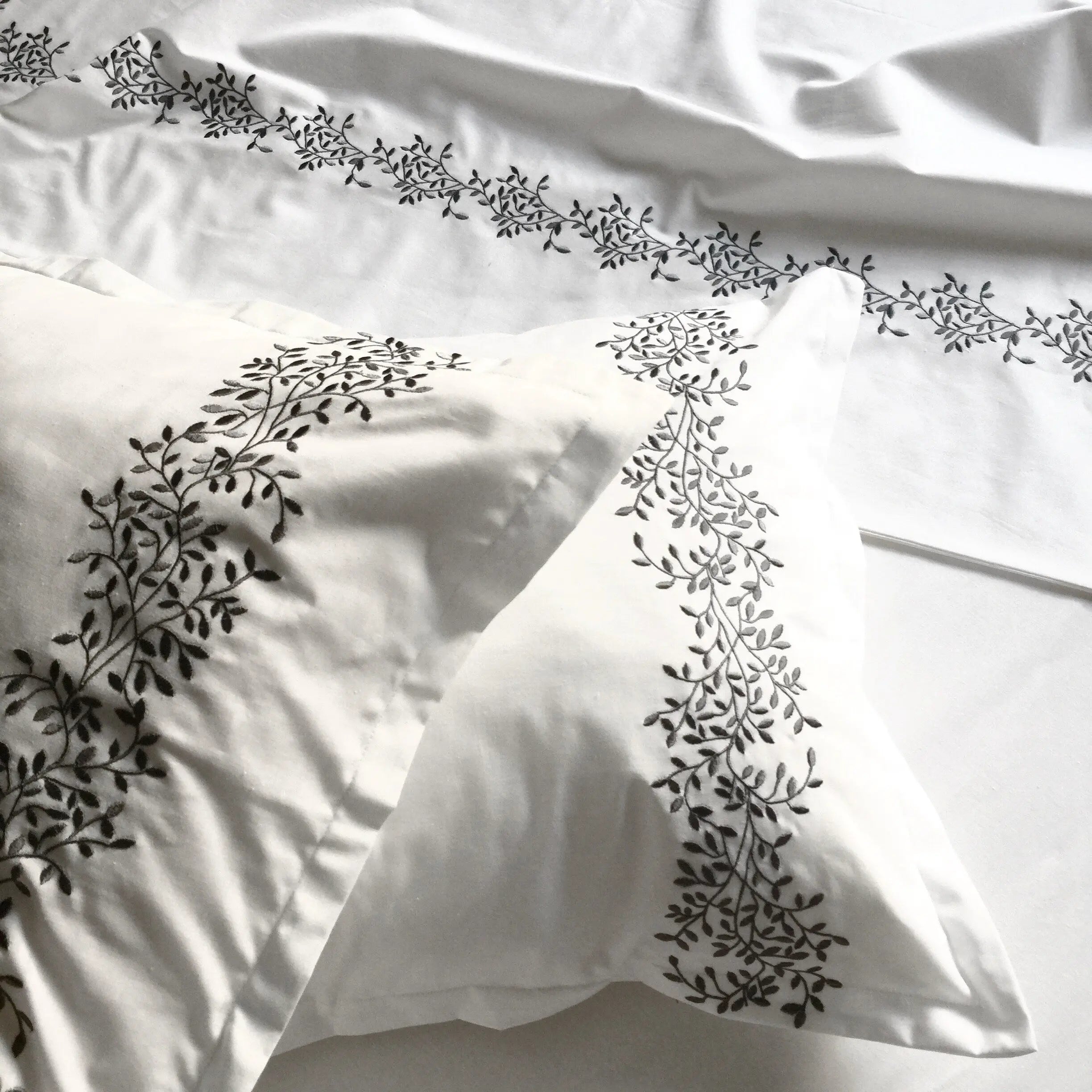 Pościel satynowa haftowana z merceryzowanej bawełny tureckiej 140 g/m² – biały z szarym haftem gałązek | Kolekcja Haftowana Wivanco Bedding