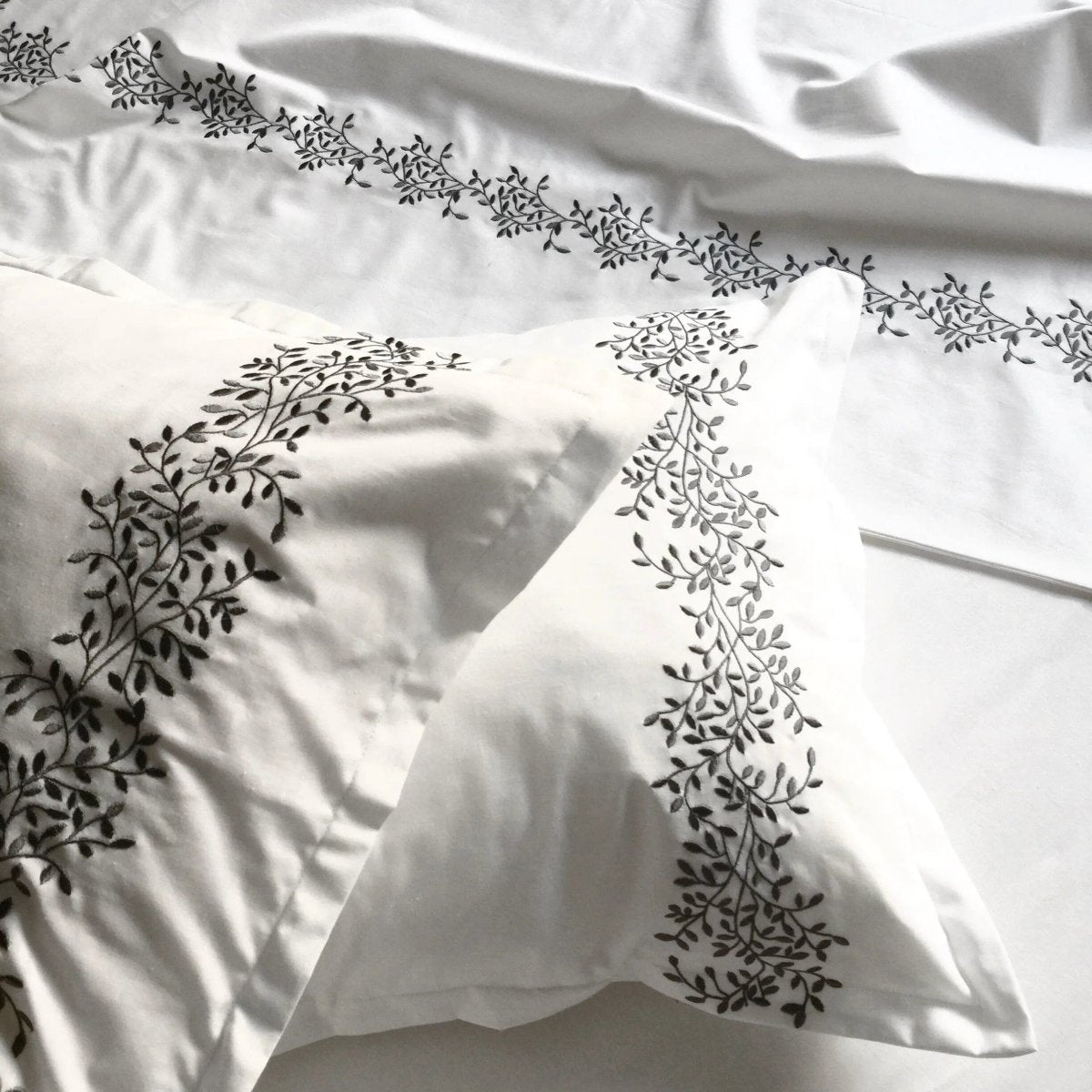 Pościel satynowa haftowana z merceryzowanej bawełny tureckiej 140 g/m² – biały z szarym haftem gałązek | Kolekcja Haftowana Wivanco Bedding