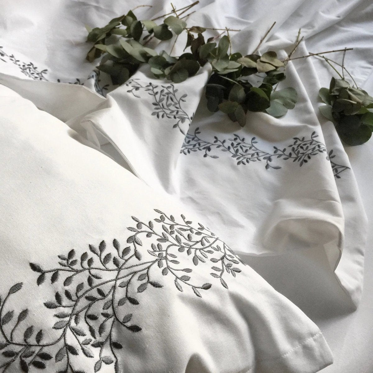Pościel satynowa haftowana z merceryzowanej bawełny tureckiej 140 g/m² – biały z szarym haftem gałązek | Kolekcja Haftowana Wivanco Bedding