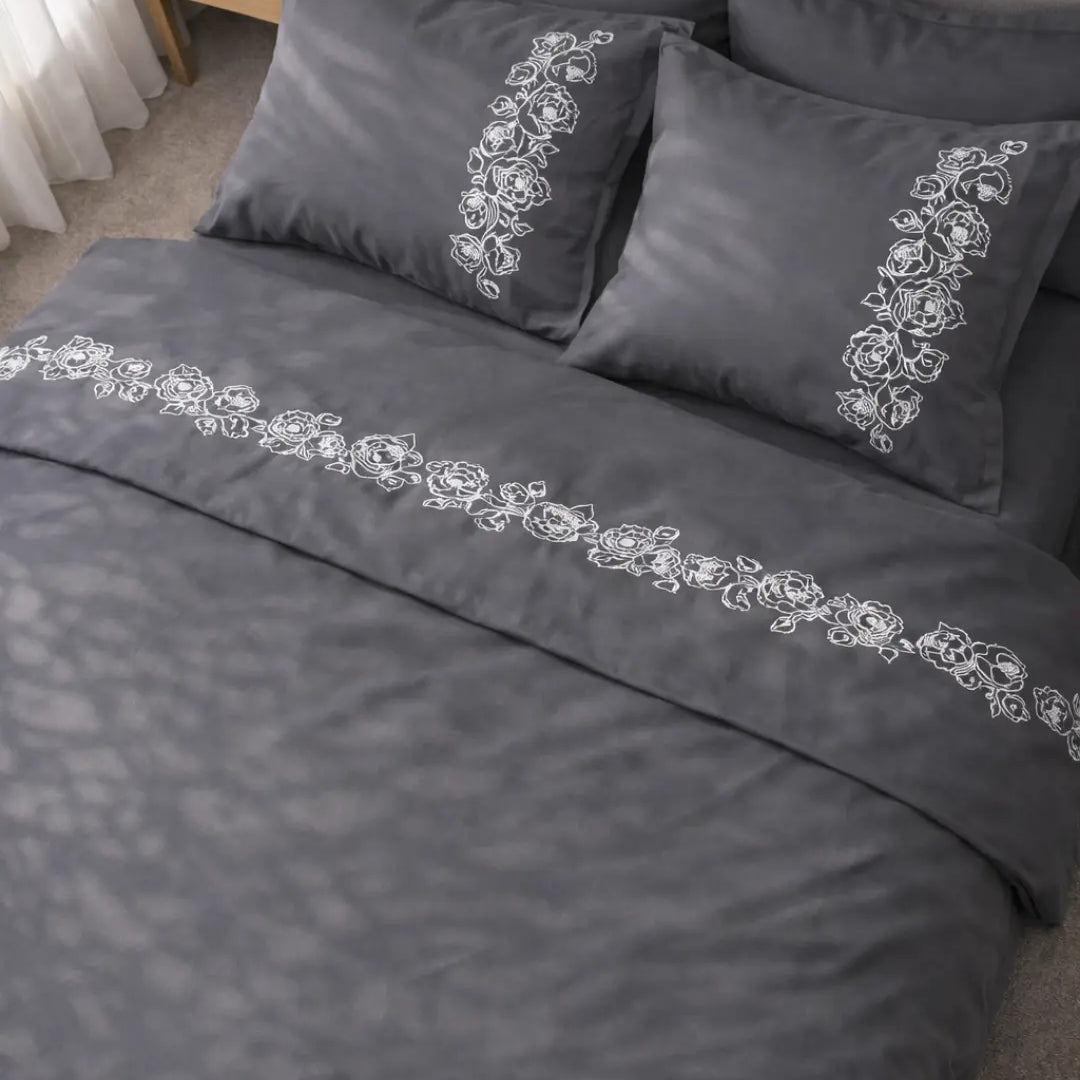 Pościel satynowa haftowana z merceryzowanej bawełny tureckiej 140 g/m² – ciemnoszara z białym haftem piwonii | Kolekcja Haftowana Wivanco Bedding