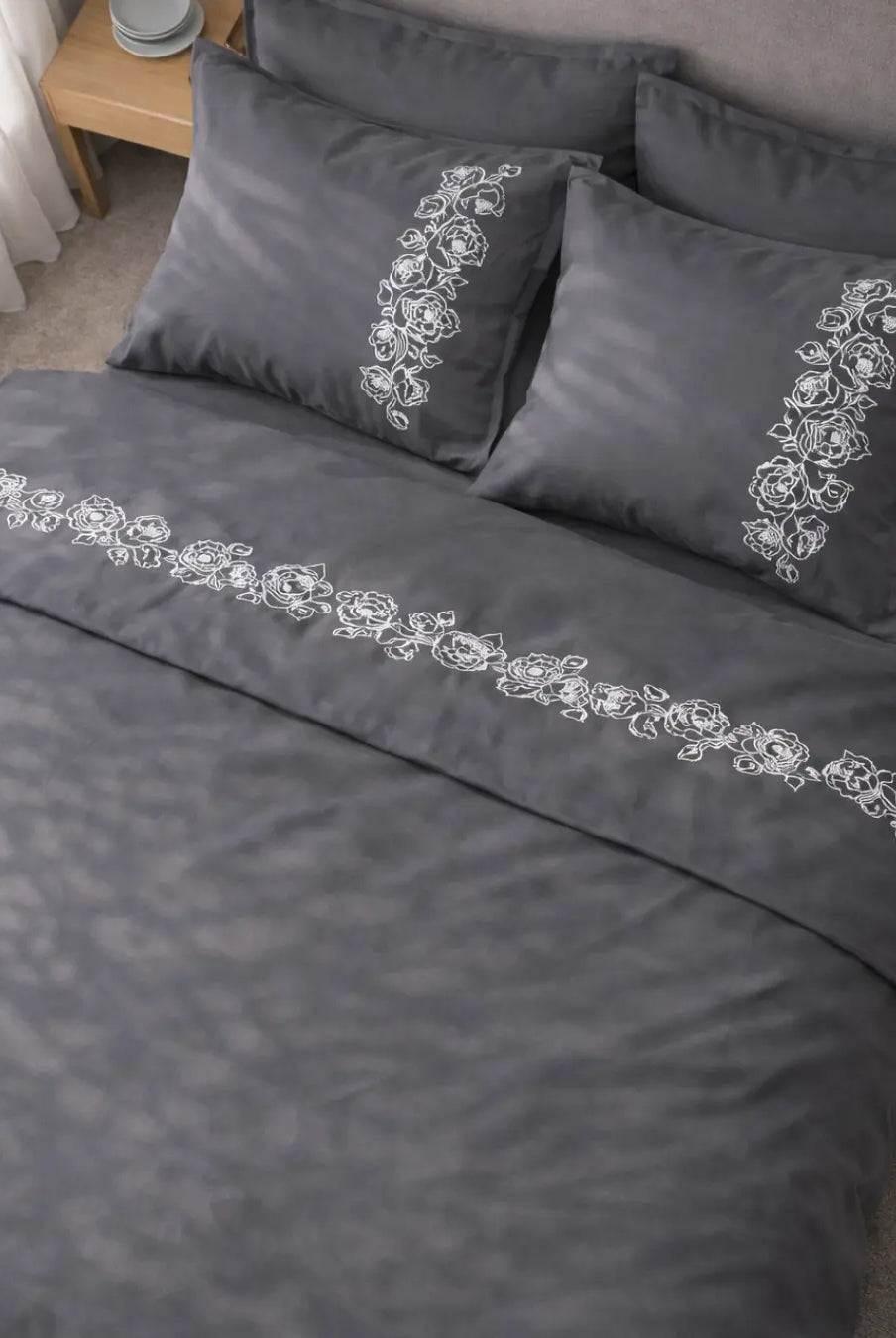 Pościel satynowa haftowana z merceryzowanej bawełny tureckiej 140 g/m² – ciemnoszara z białym haftem piwonii | Kolekcja Haftowana Wivanco Bedding