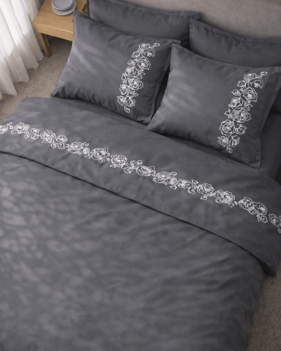Pościel satynowa haftowana z merceryzowanej bawełny tureckiej 140 g/m² – ciemnoszara z białym haftem piwonii | Kolekcja Haftowana Wivanco Bedding