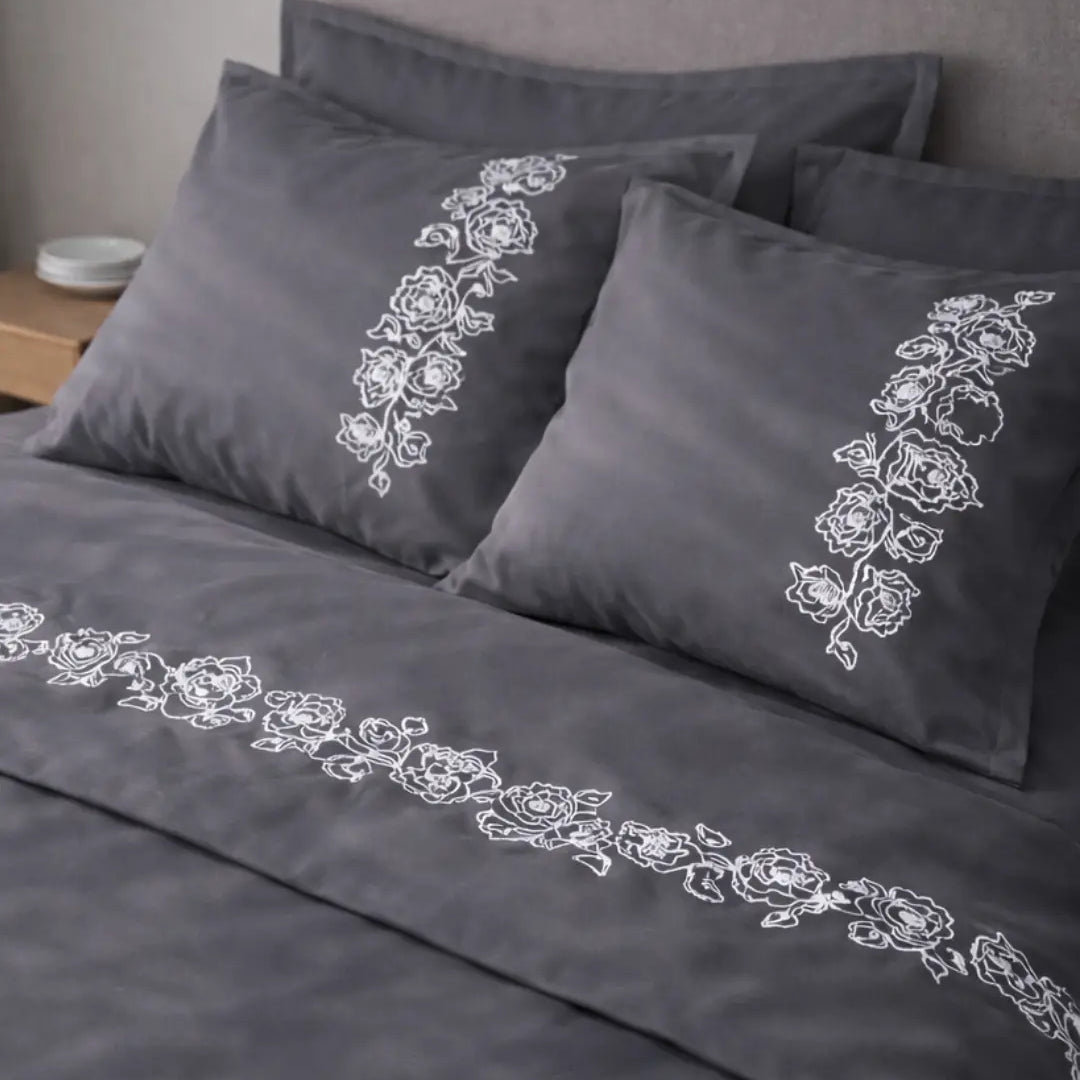 Pościel satynowa haftowana z merceryzowanej bawełny tureckiej 140 g/m² – ciemnoszara z białym haftem piwonii | Kolekcja Haftowana Wivanco Bedding