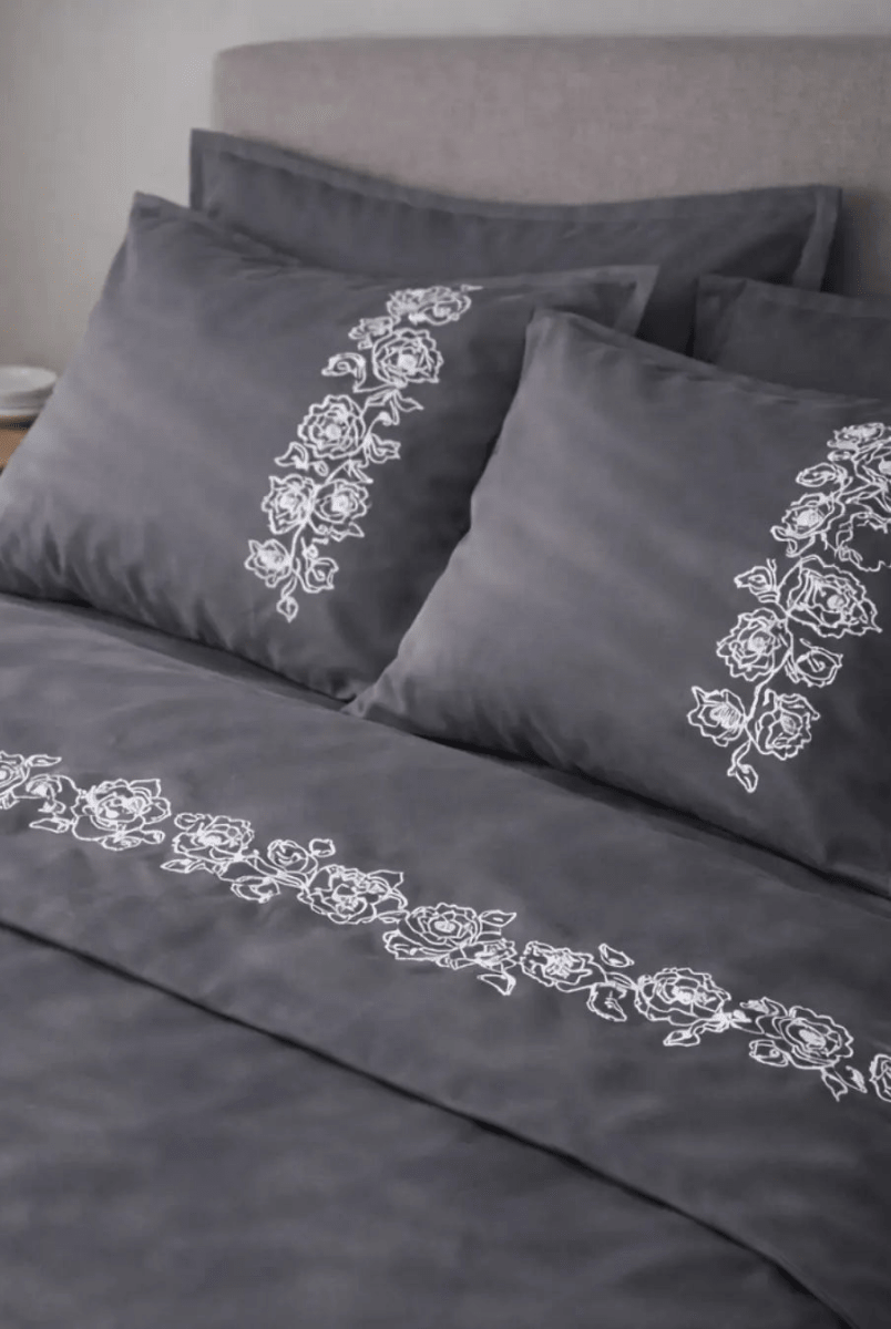 Pościel satynowa haftowana z merceryzowanej bawełny tureckiej 140 g/m² – ciemnoszara z białym haftem piwonii | Kolekcja Haftowana Wivanco Bedding