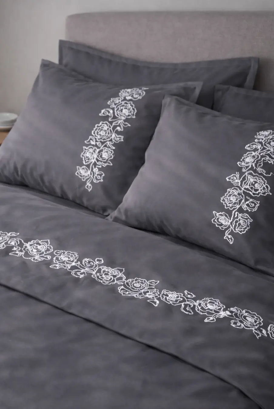 Pościel satynowa haftowana z merceryzowanej bawełny tureckiej 140 g/m² – ciemnoszara z białym haftem piwonii | Kolekcja Haftowana Wivanco Bedding