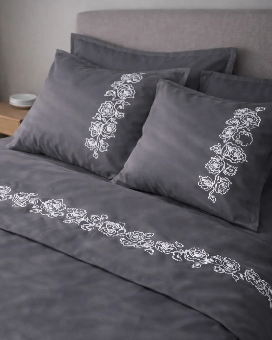 Pościel satynowa haftowana z merceryzowanej bawełny tureckiej 140 g/m² – ciemnoszara z białym haftem piwonii | Kolekcja Haftowana Wivanco Bedding