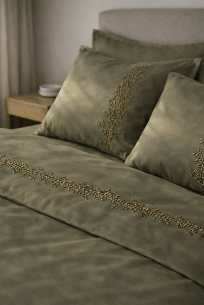 Pościel satynowa haftowana z merceryzowanej bawełny tureckiej 140 g/m² – oliwkowa z haftem gałązek | Kolekcja Haftowana Wivanco Bedding