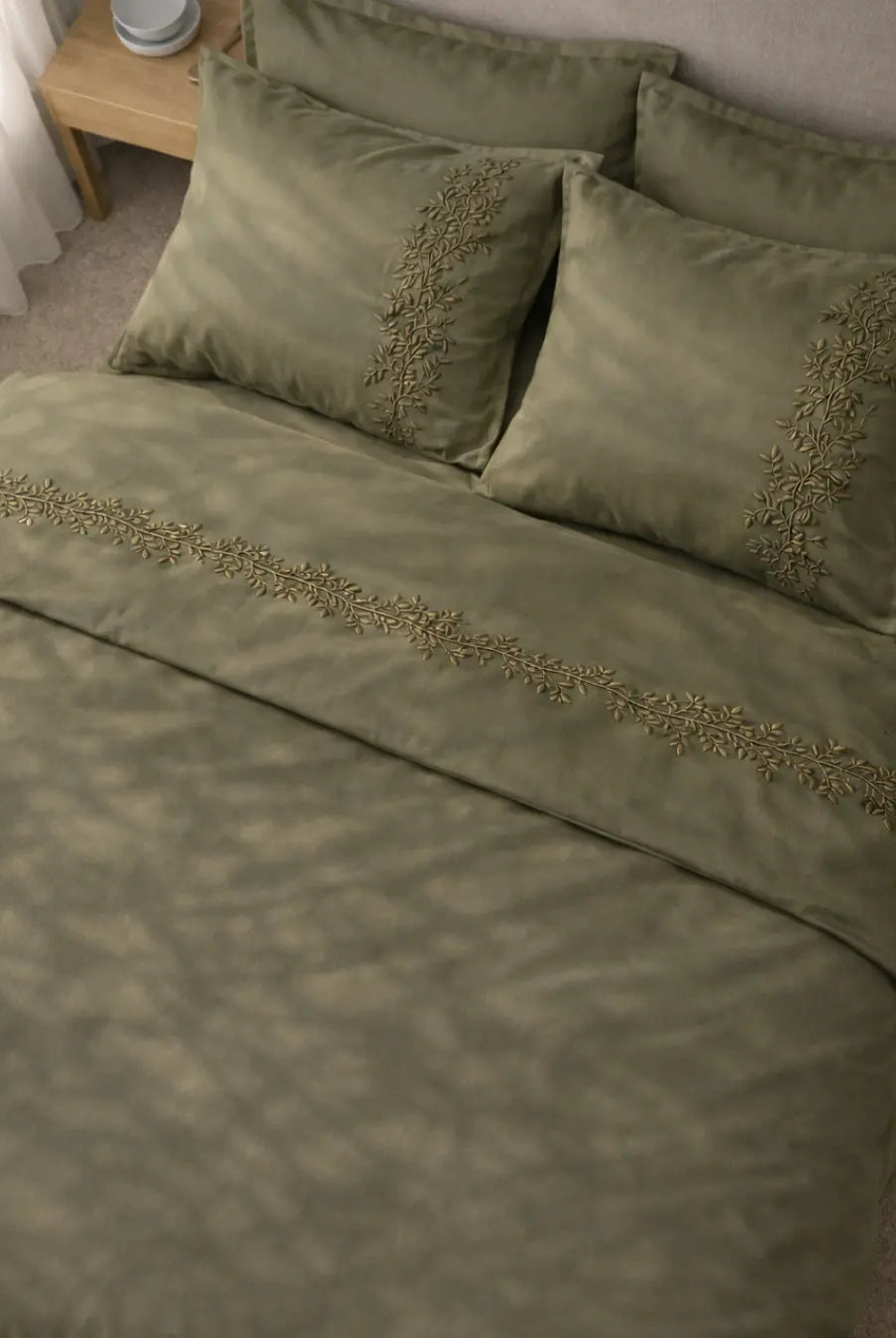 Pościel satynowa haftowana z merceryzowanej bawełny tureckiej 140 g/m² – oliwkowa z haftem gałązek | Kolekcja Haftowana Wivanco Bedding