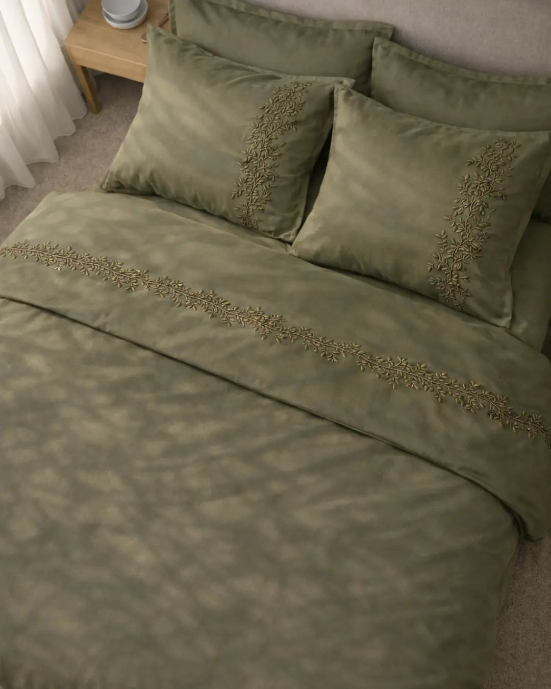 Pościel satynowa haftowana z merceryzowanej bawełny tureckiej 140 g/m² – oliwkowa z haftem gałązek | Kolekcja Haftowana Wivanco Bedding