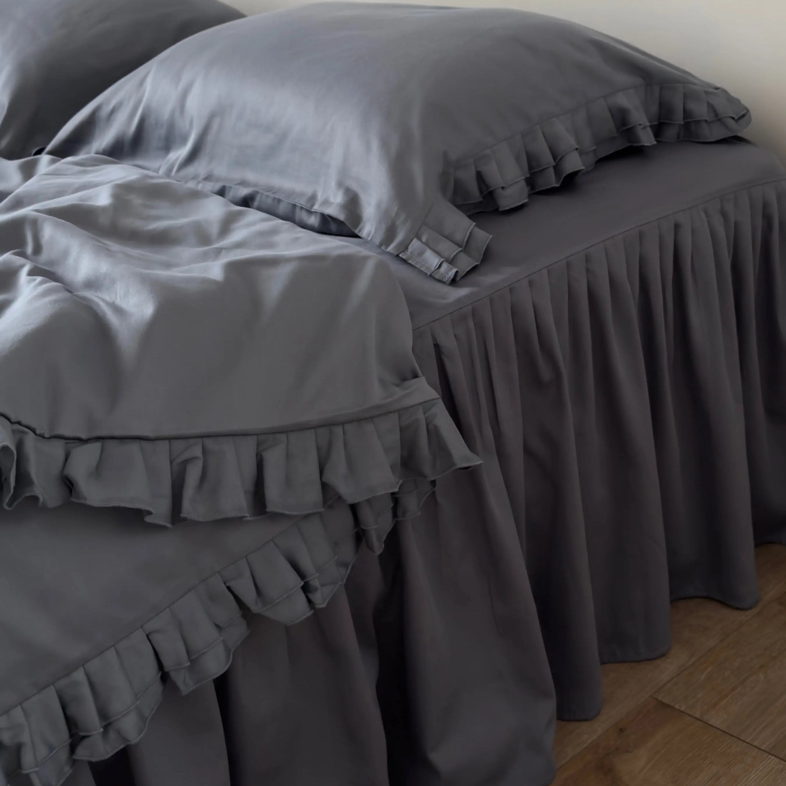 Pościel satynowa z merceryzowanej bawełny tureckiej 140 g/m² – ciemnoszara z falbanką | Kolekcja Falbanki Wivanco Bedding