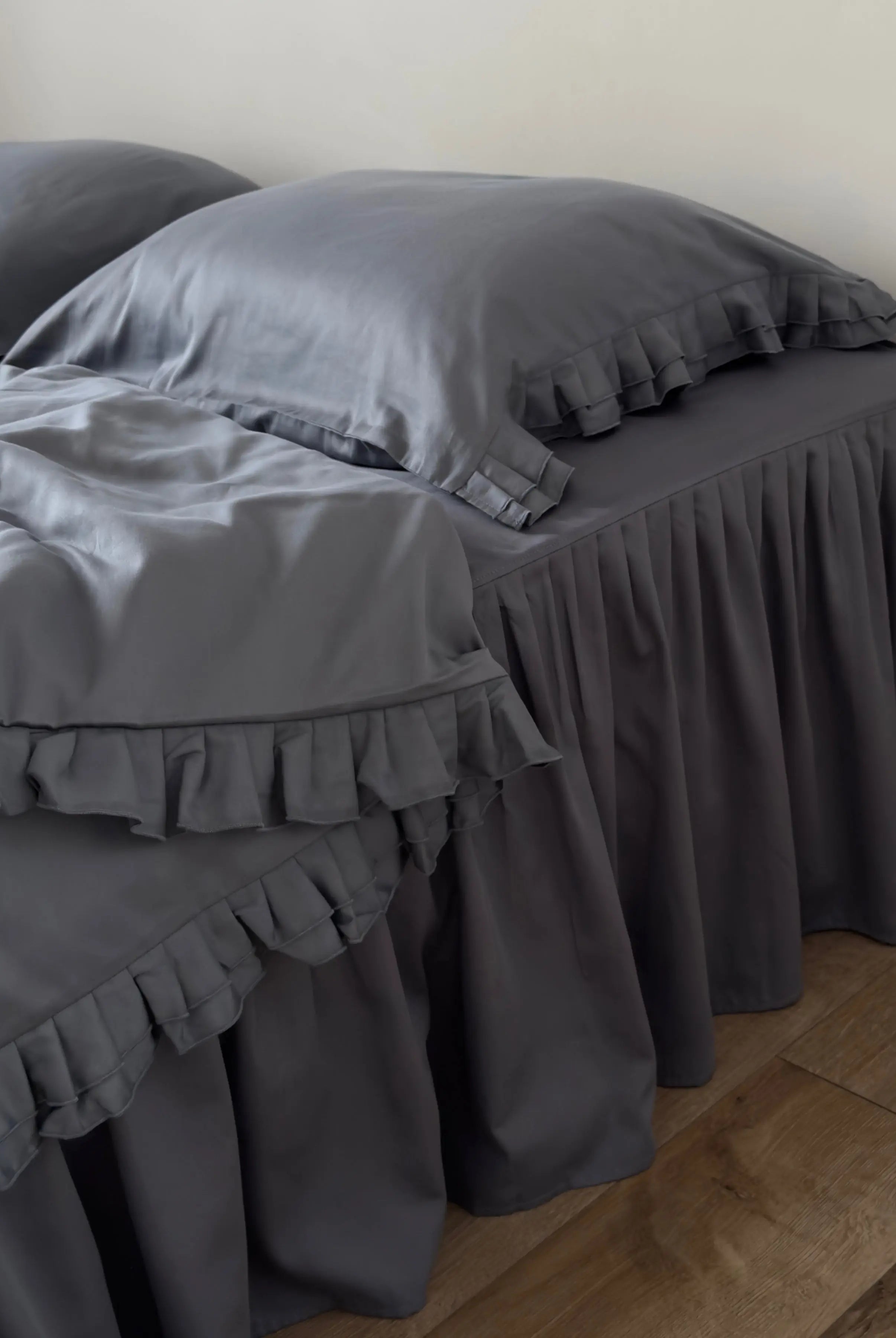 Pościel satynowa z merceryzowanej bawełny tureckiej 140 g/m² – ciemnoszara z falbanką | Kolekcja Falbanki Wivanco Bedding