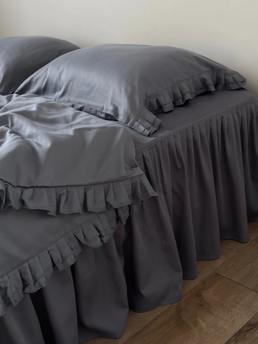 Pościel satynowa z merceryzowanej bawełny tureckiej 140 g/m² – ciemnoszara z falbanką | Kolekcja Falbanki Wivanco Bedding