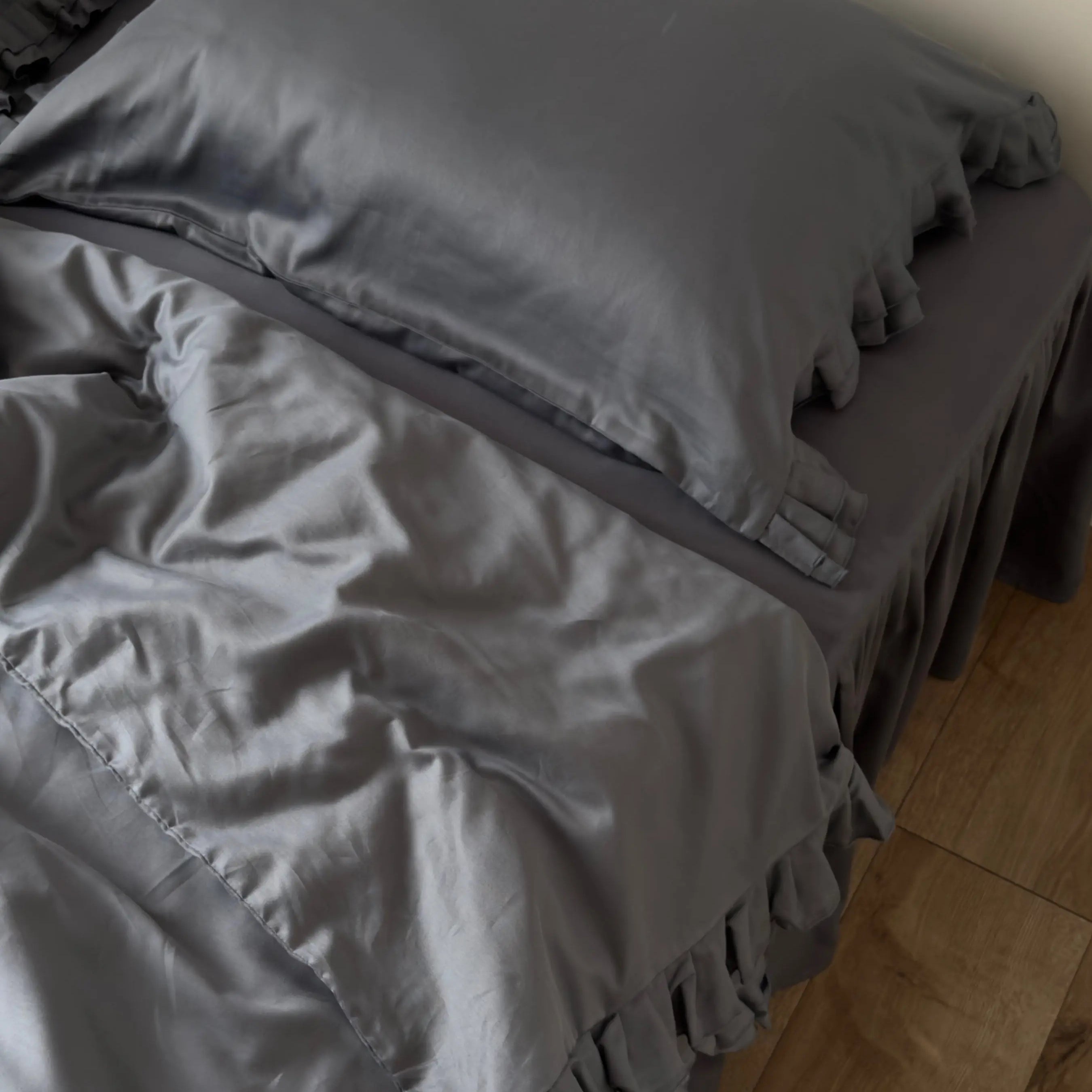 Pościel satynowa z merceryzowanej bawełny tureckiej 140 g/m² – ciemnoszara z falbanką | Kolekcja Falbanki Wivanco Bedding