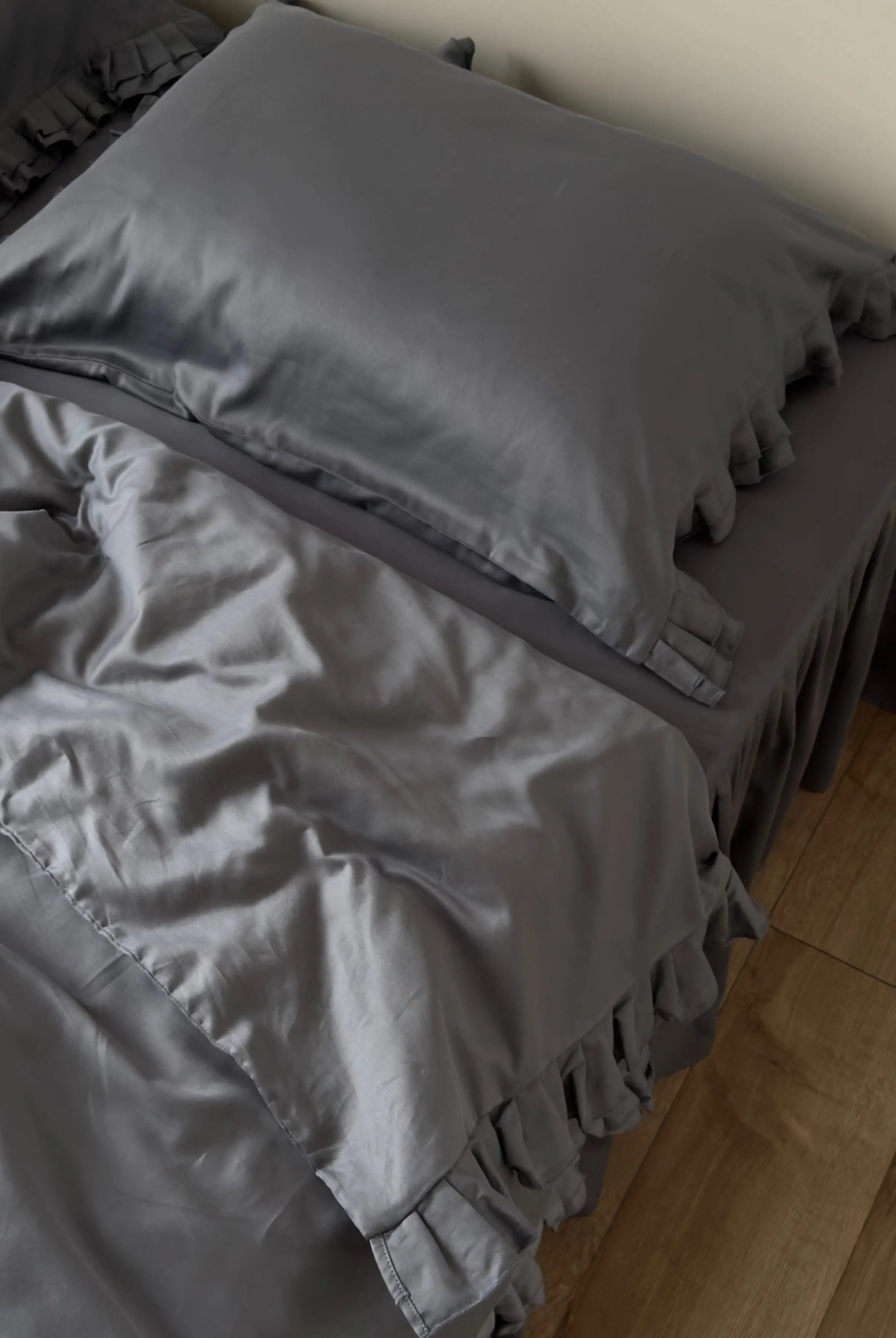 Pościel satynowa z merceryzowanej bawełny tureckiej 140 g/m² – ciemnoszara z falbanką | Kolekcja Falbanki Wivanco Bedding