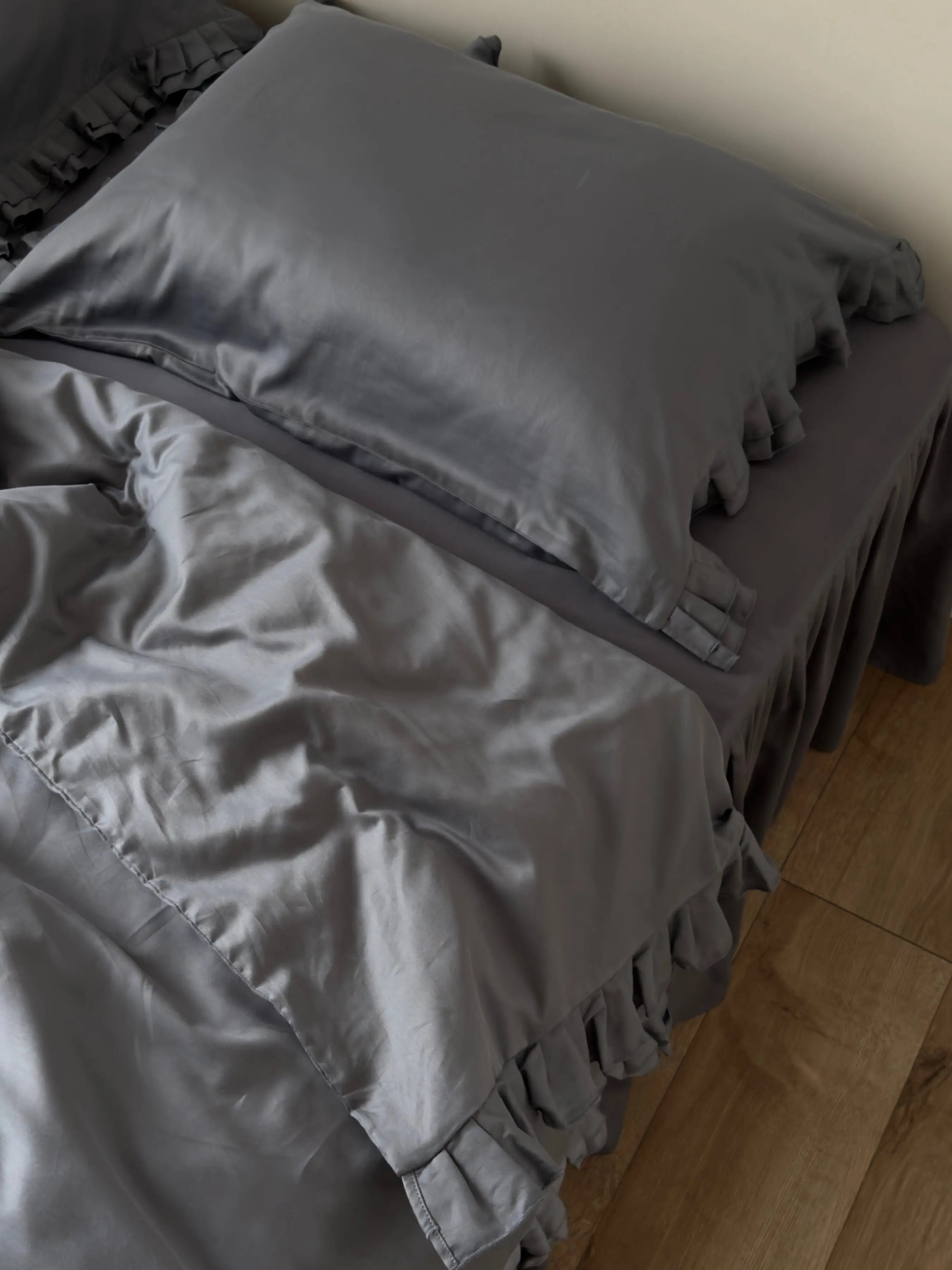 Pościel satynowa z merceryzowanej bawełny tureckiej 140 g/m² – ciemnoszara z falbanką | Kolekcja Falbanki Wivanco Bedding