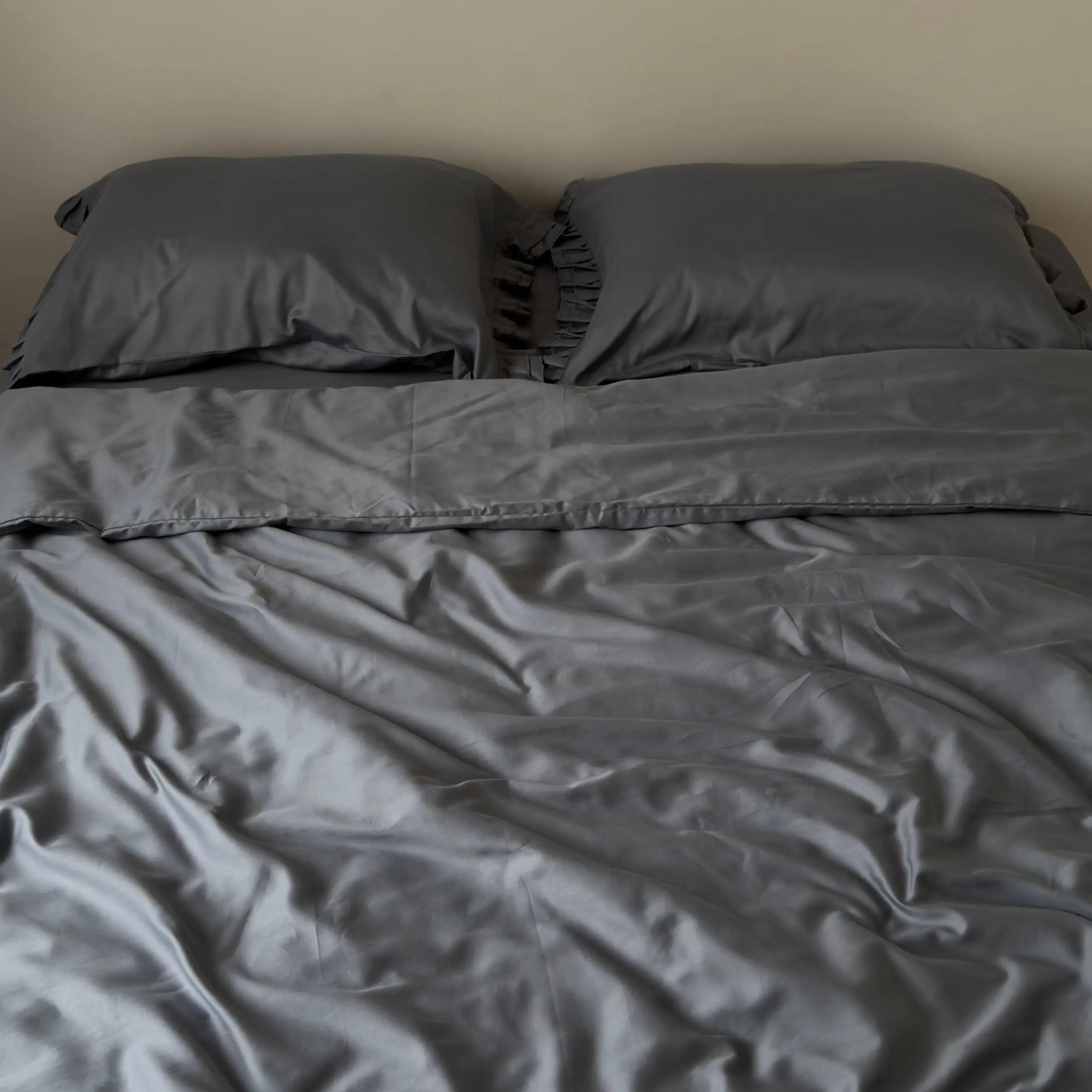 Pościel satynowa z merceryzowanej bawełny tureckiej 140 g/m² – ciemnoszara z falbanką | Kolekcja Falbanki Wivanco Bedding