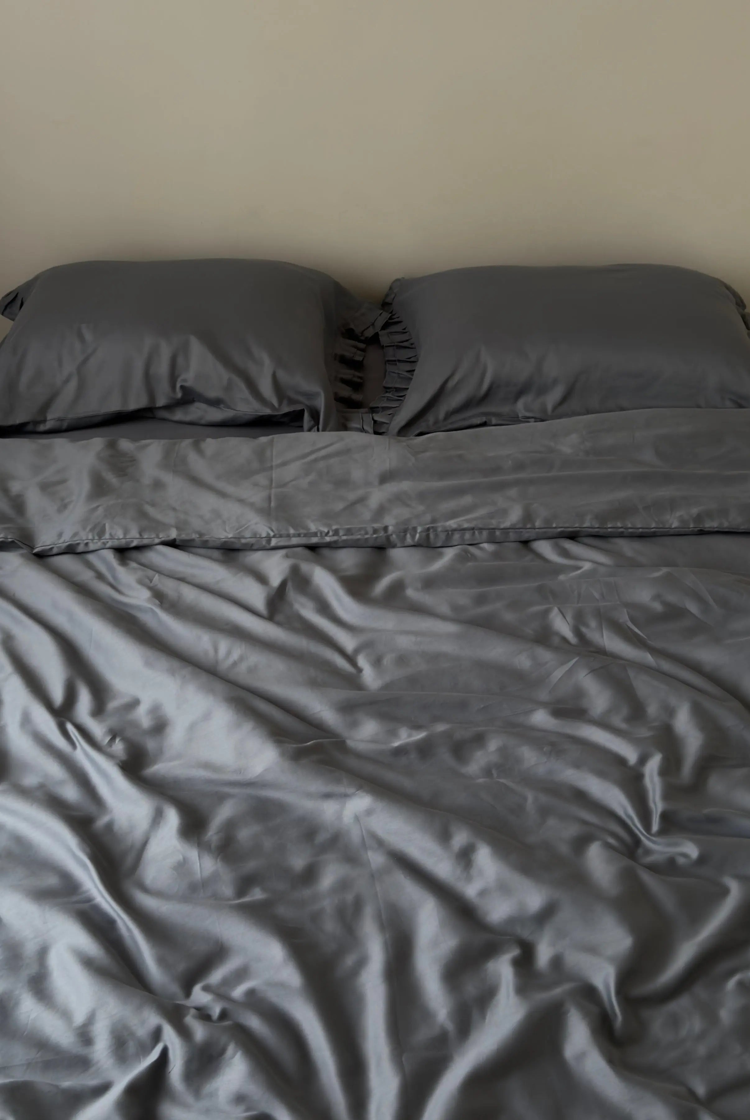 Pościel satynowa z merceryzowanej bawełny tureckiej 140 g/m² – ciemnoszara z falbanką | Kolekcja Falbanki Wivanco Bedding