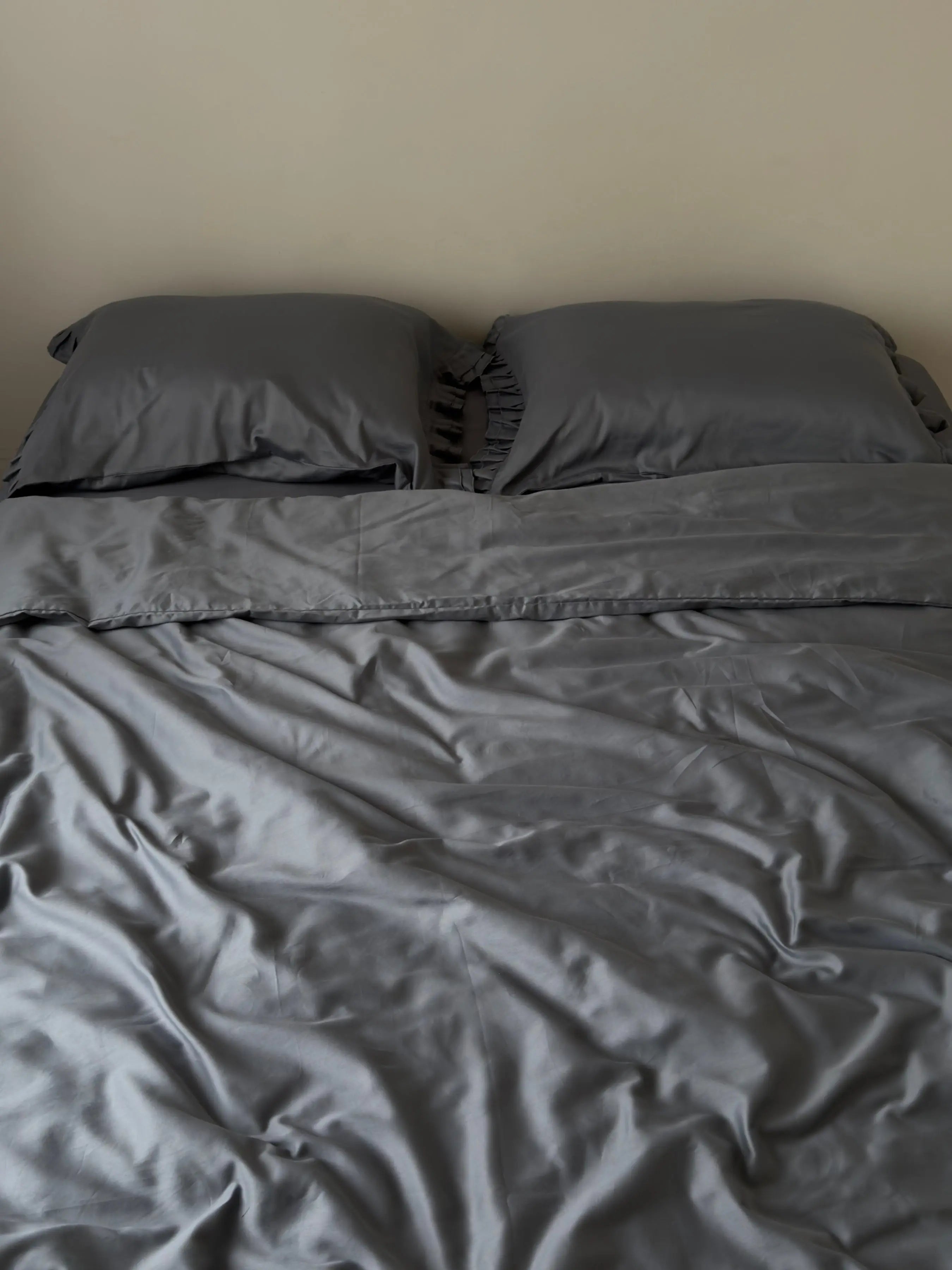 Pościel satynowa z merceryzowanej bawełny tureckiej 140 g/m² – ciemnoszara z falbanką | Kolekcja Falbanki Wivanco Bedding