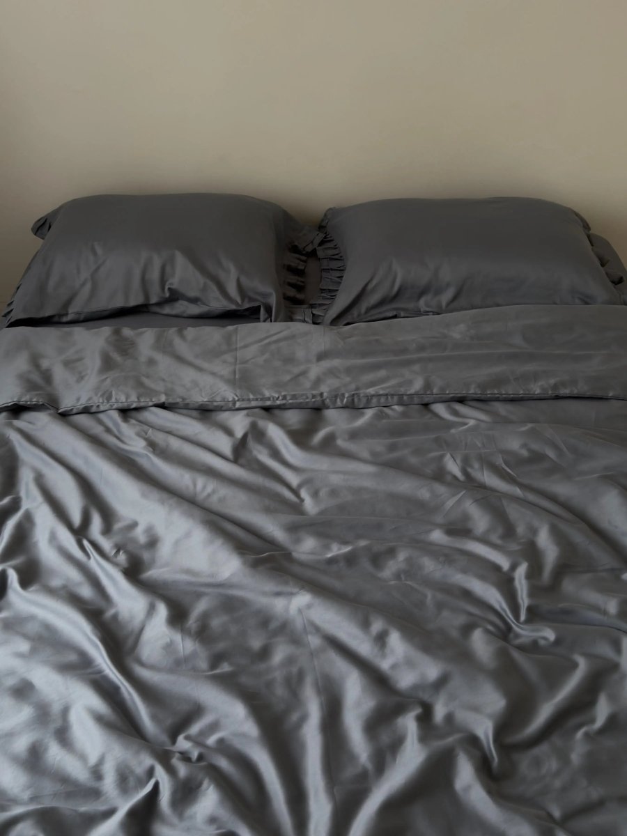 Pościel satynowa z merceryzowanej bawełny tureckiej 140 g/m² – ciemnoszara z falbanką | Kolekcja Falbanki Wivanco Bedding