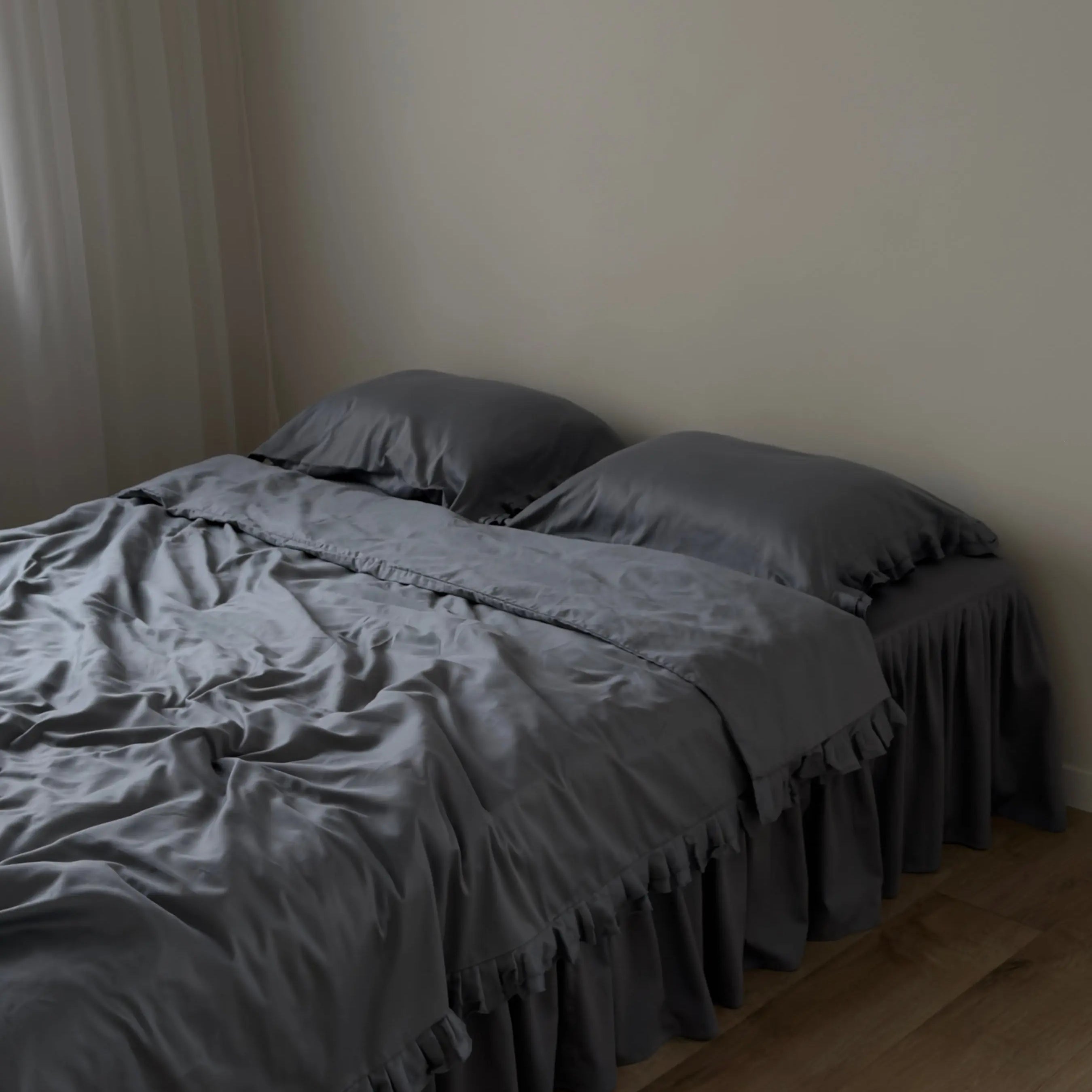 Pościel satynowa z merceryzowanej bawełny tureckiej 140 g/m² – ciemnoszara z falbanką | Kolekcja Falbanki Wivanco Bedding
