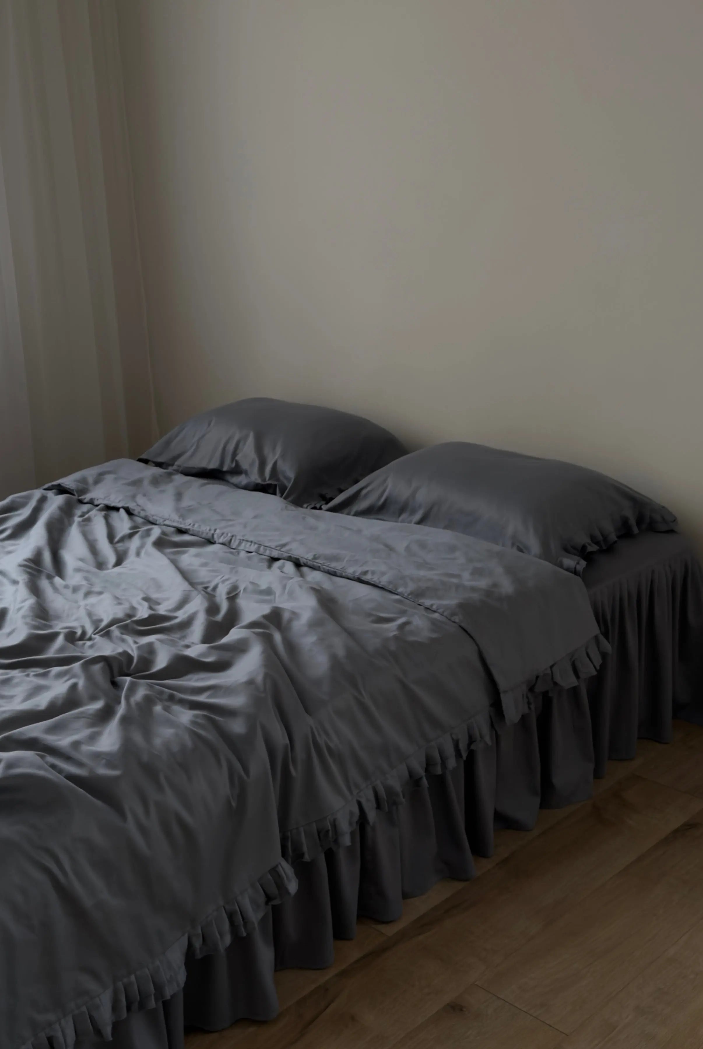 Pościel satynowa z merceryzowanej bawełny tureckiej 140 g/m² – ciemnoszara z falbanką | Kolekcja Falbanki Wivanco Bedding