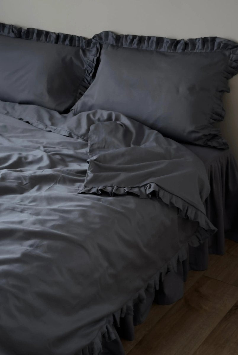 Pościel satynowa z merceryzowanej bawełny tureckiej 140 g/m² – ciemnoszara z falbanką | Kolekcja Falbanki Wivanco Bedding