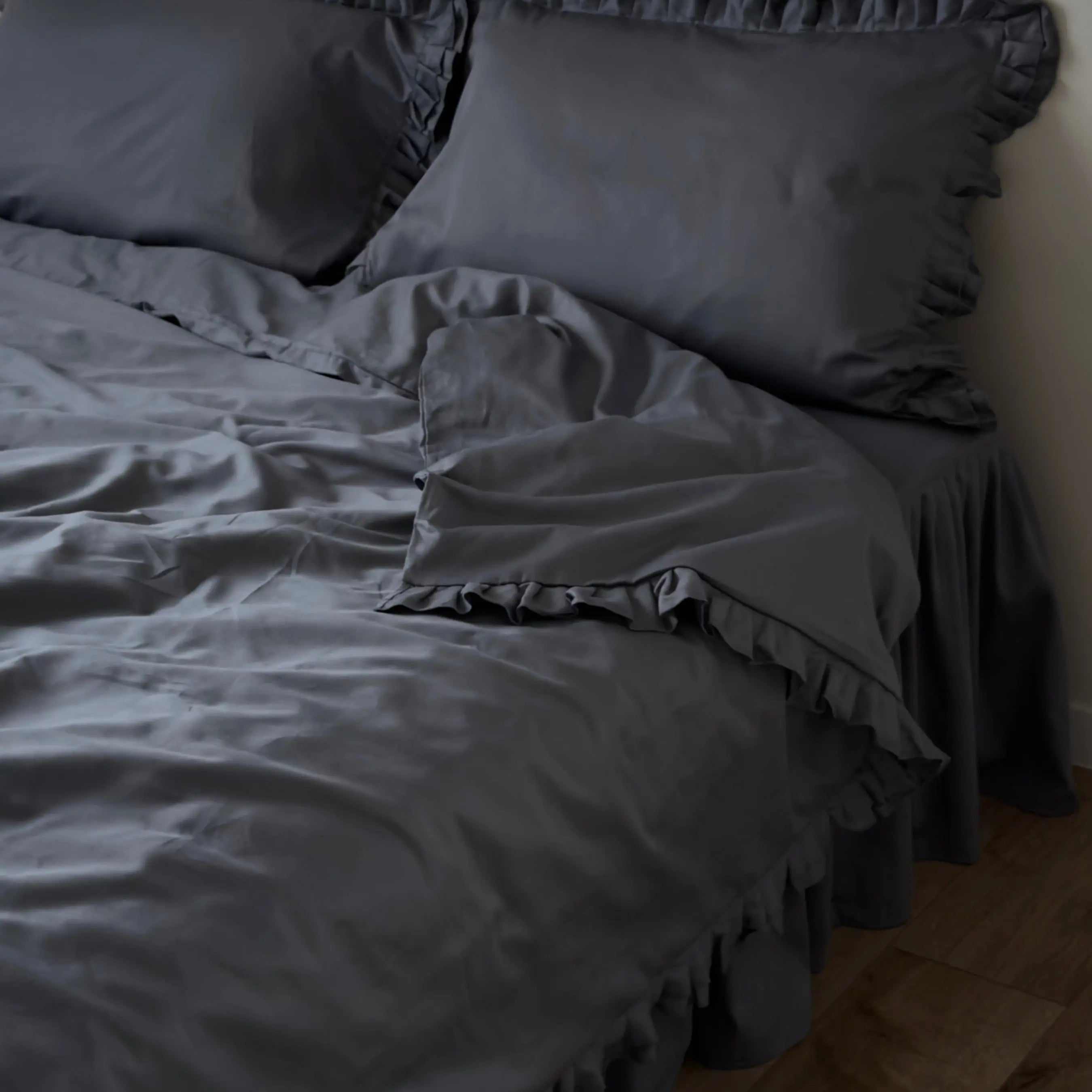 Pościel satynowa z merceryzowanej bawełny tureckiej 140 g/m² – ciemnoszara z falbanką | Kolekcja Falbanki Wivanco Bedding
