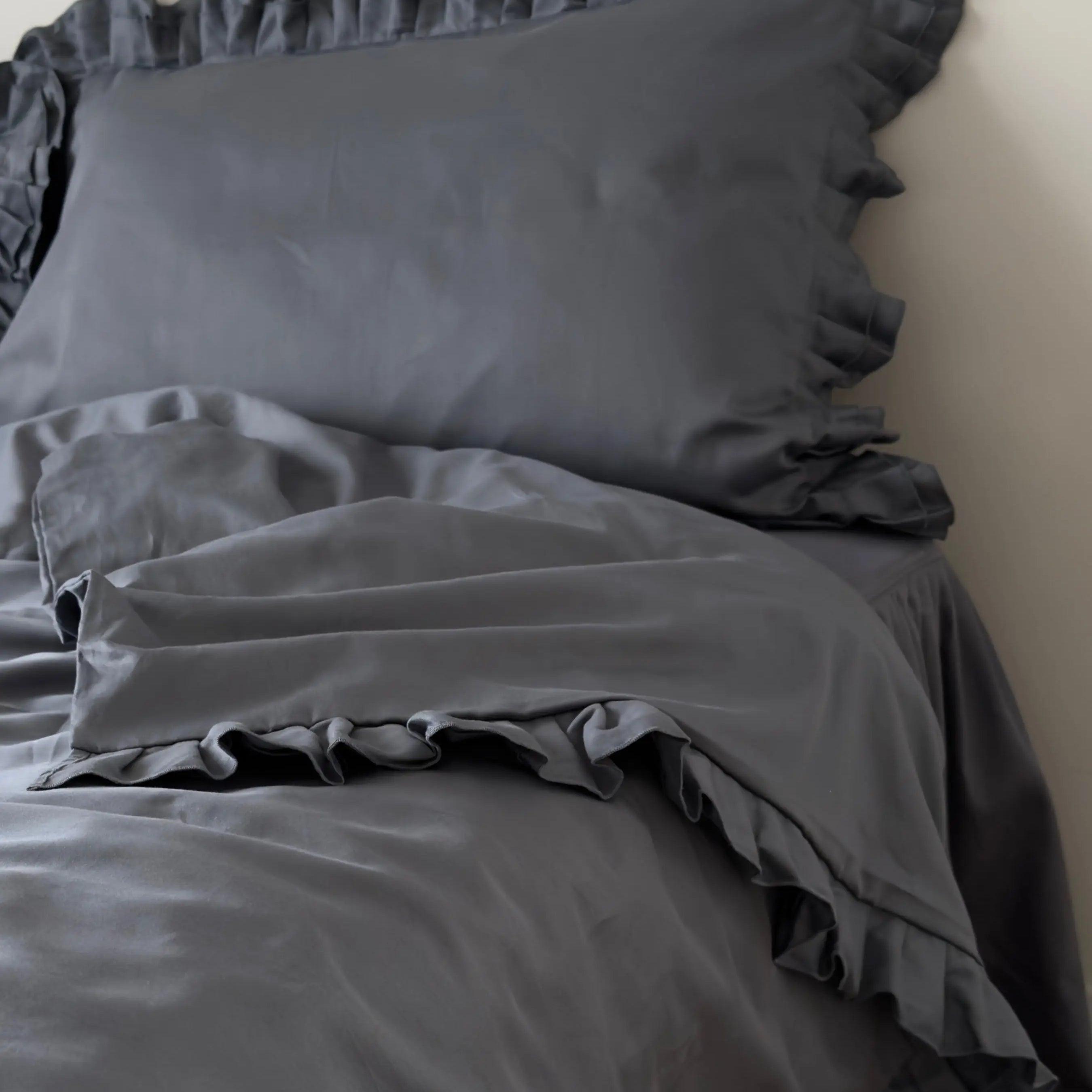 Pościel satynowa z merceryzowanej bawełny tureckiej 140 g/m² – ciemnoszara z falbanką | Kolekcja Falbanki Wivanco Bedding