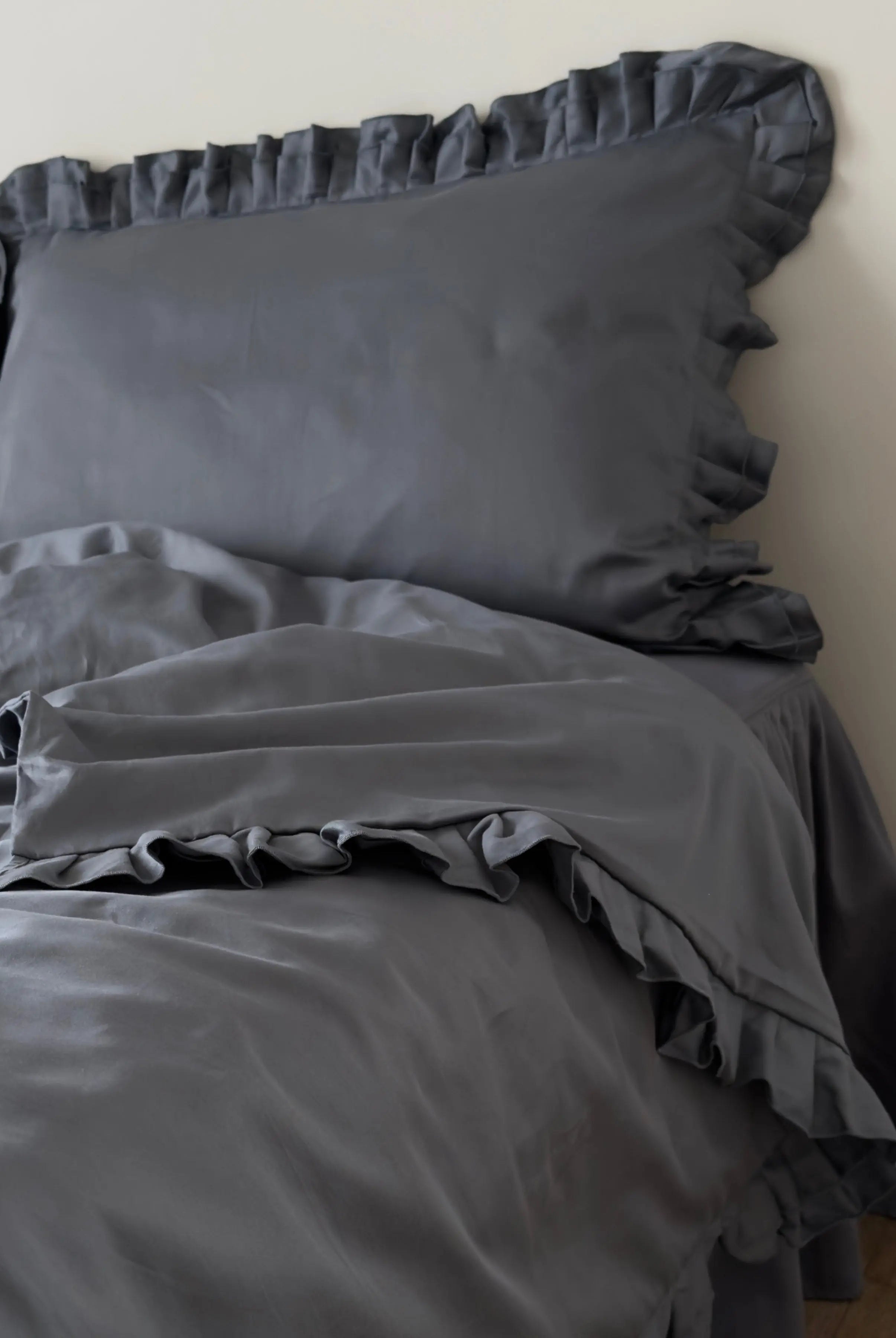 Pościel satynowa z merceryzowanej bawełny tureckiej 140 g/m² – ciemnoszara z falbanką | Kolekcja Falbanki Wivanco Bedding