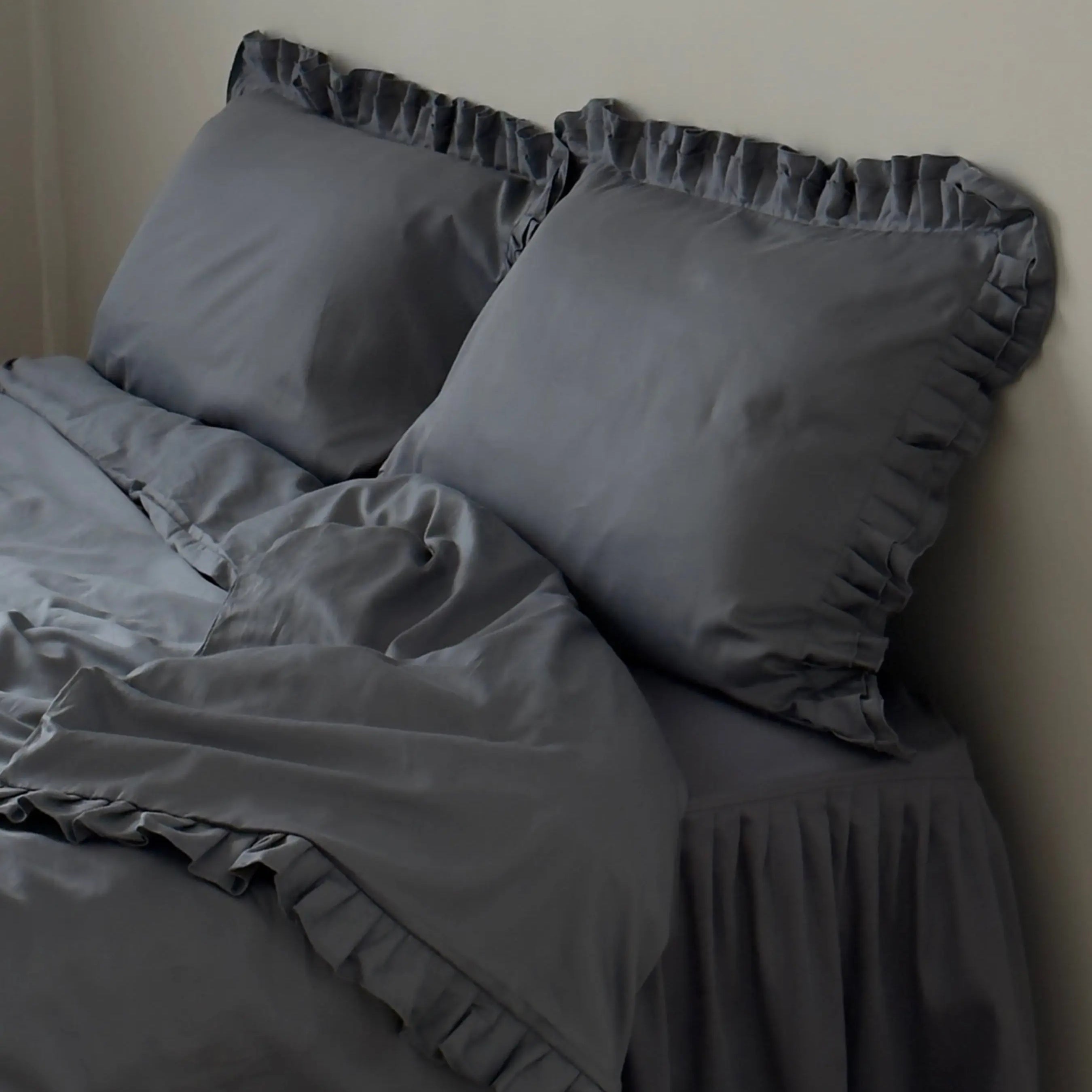 Pościel satynowa z merceryzowanej bawełny tureckiej 140 g/m² – ciemnoszara z falbanką | Kolekcja Falbanki Wivanco Bedding