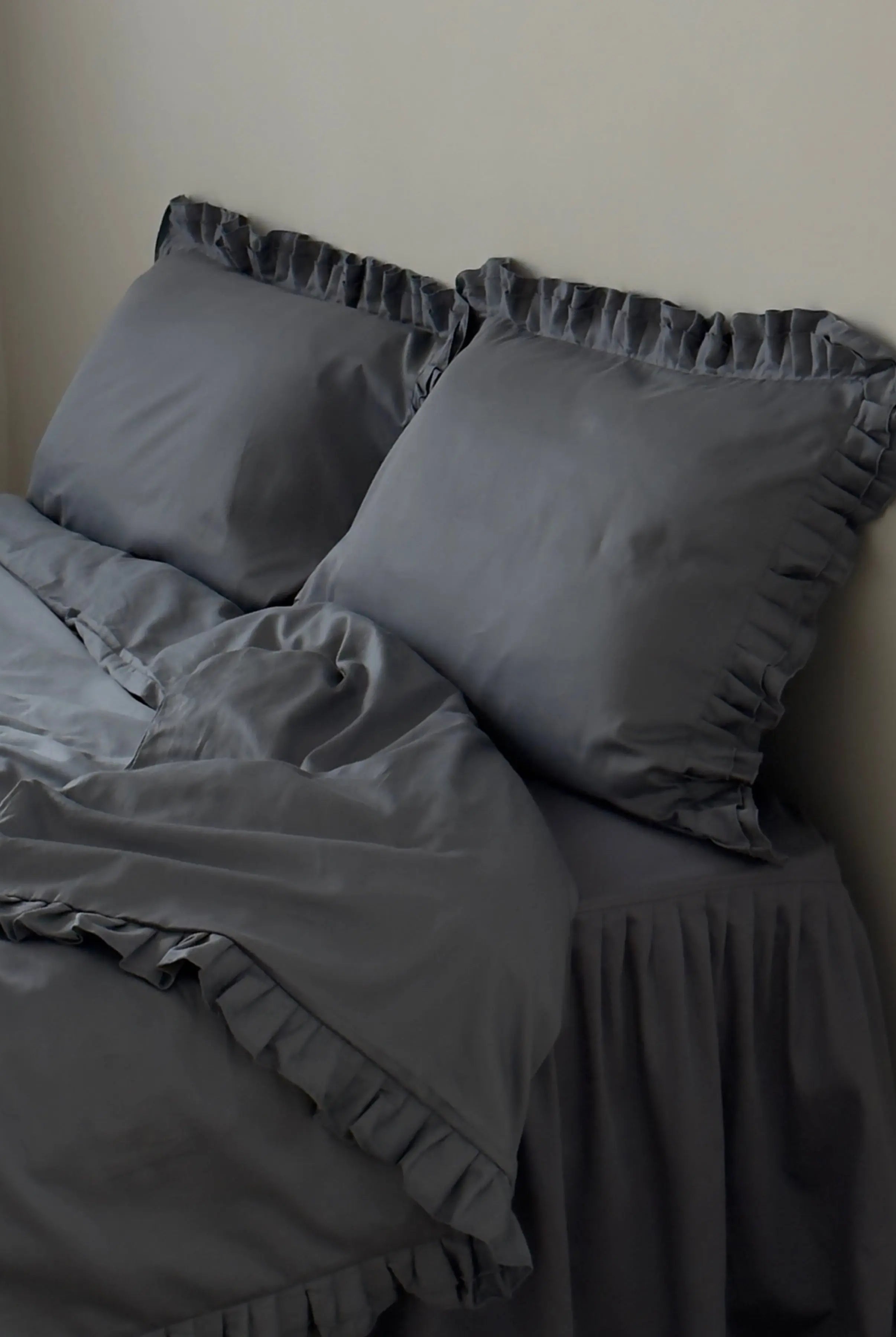 Pościel satynowa z merceryzowanej bawełny tureckiej 140 g/m² – ciemnoszara z falbanką | Kolekcja Falbanki Wivanco Bedding