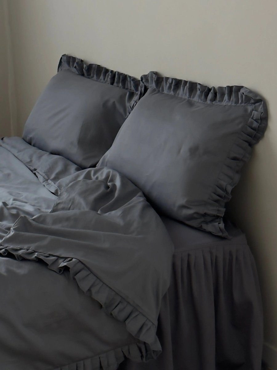 Pościel satynowa z merceryzowanej bawełny tureckiej 140 g/m² – ciemnoszara z falbanką | Kolekcja Falbanki Wivanco Bedding