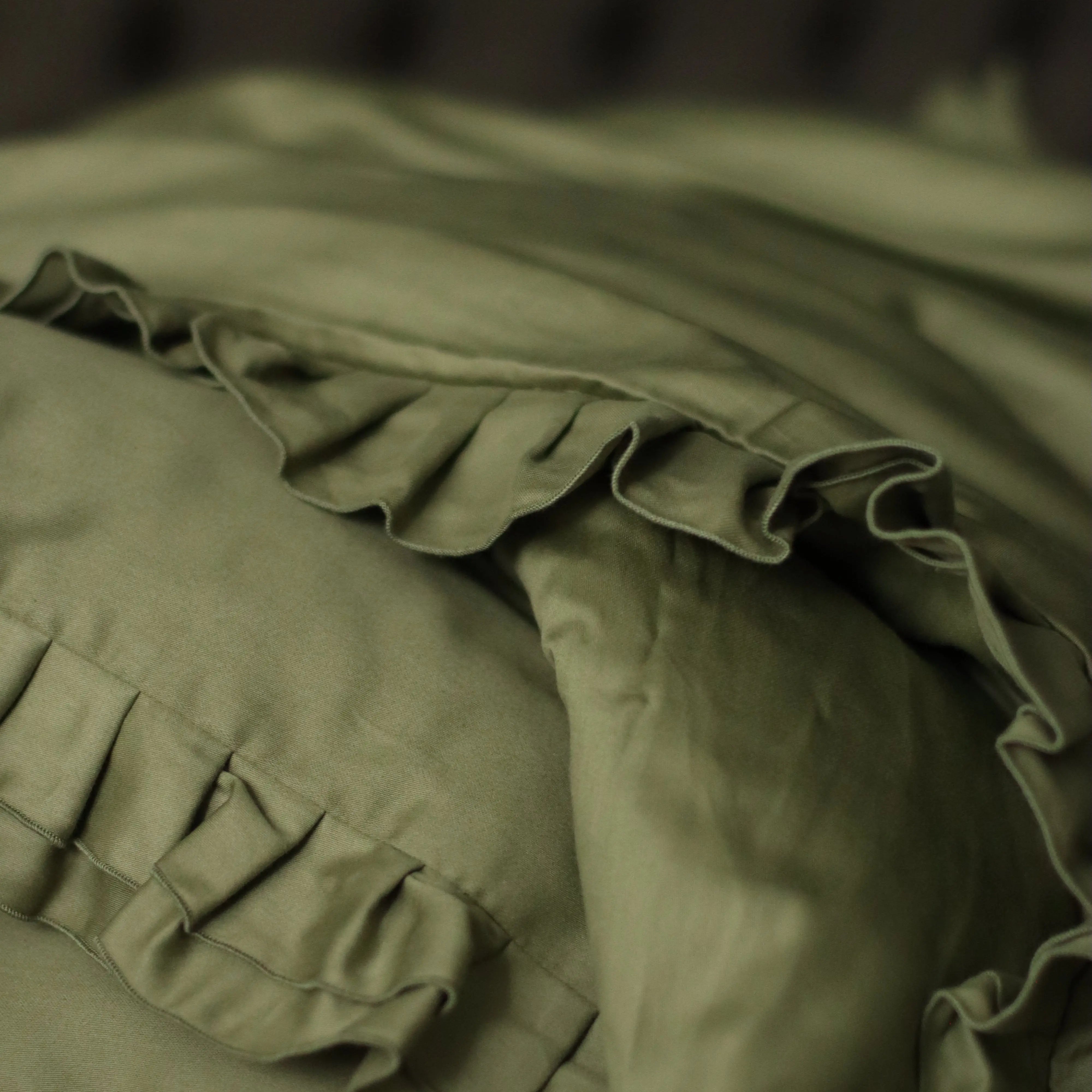 Pościel satynowa z merceryzowanej bawełny tureckiej 140 g/m² – oliwkowa zieleń z falbanką | Kolekcja Falbanki Wivanco Bedding
