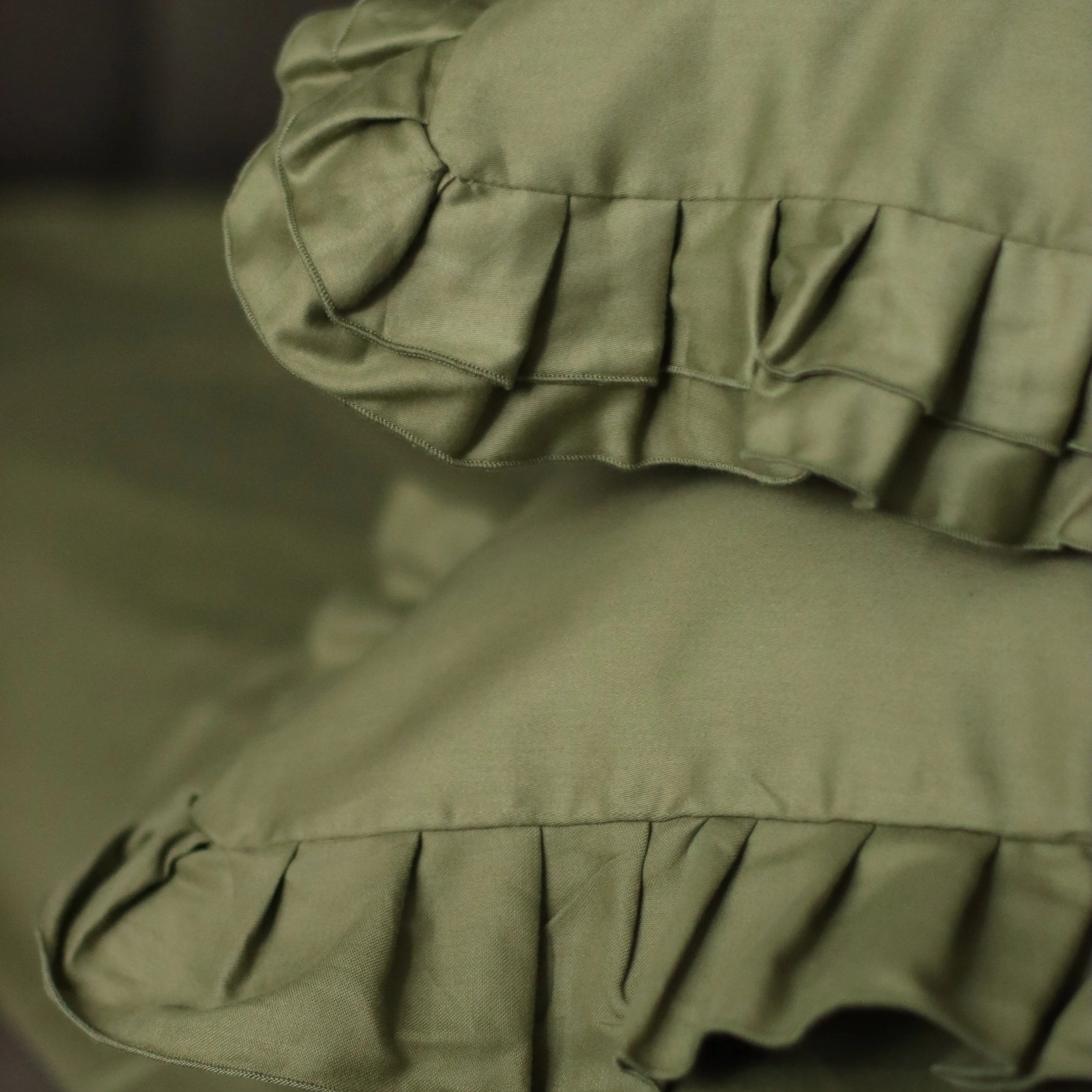 Pościel satynowa z merceryzowanej bawełny tureckiej 140 g/m² – oliwkowa zieleń z falbanką | Kolekcja Falbanki Wivanco Bedding