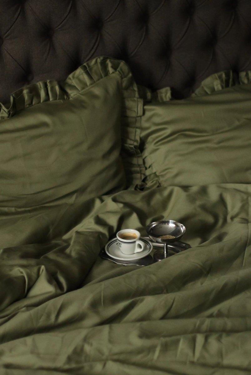 Pościel satynowa z merceryzowanej bawełny tureckiej 140 g/m² – oliwkowa zieleń z falbanką | Kolekcja Falbanki Wivanco Bedding